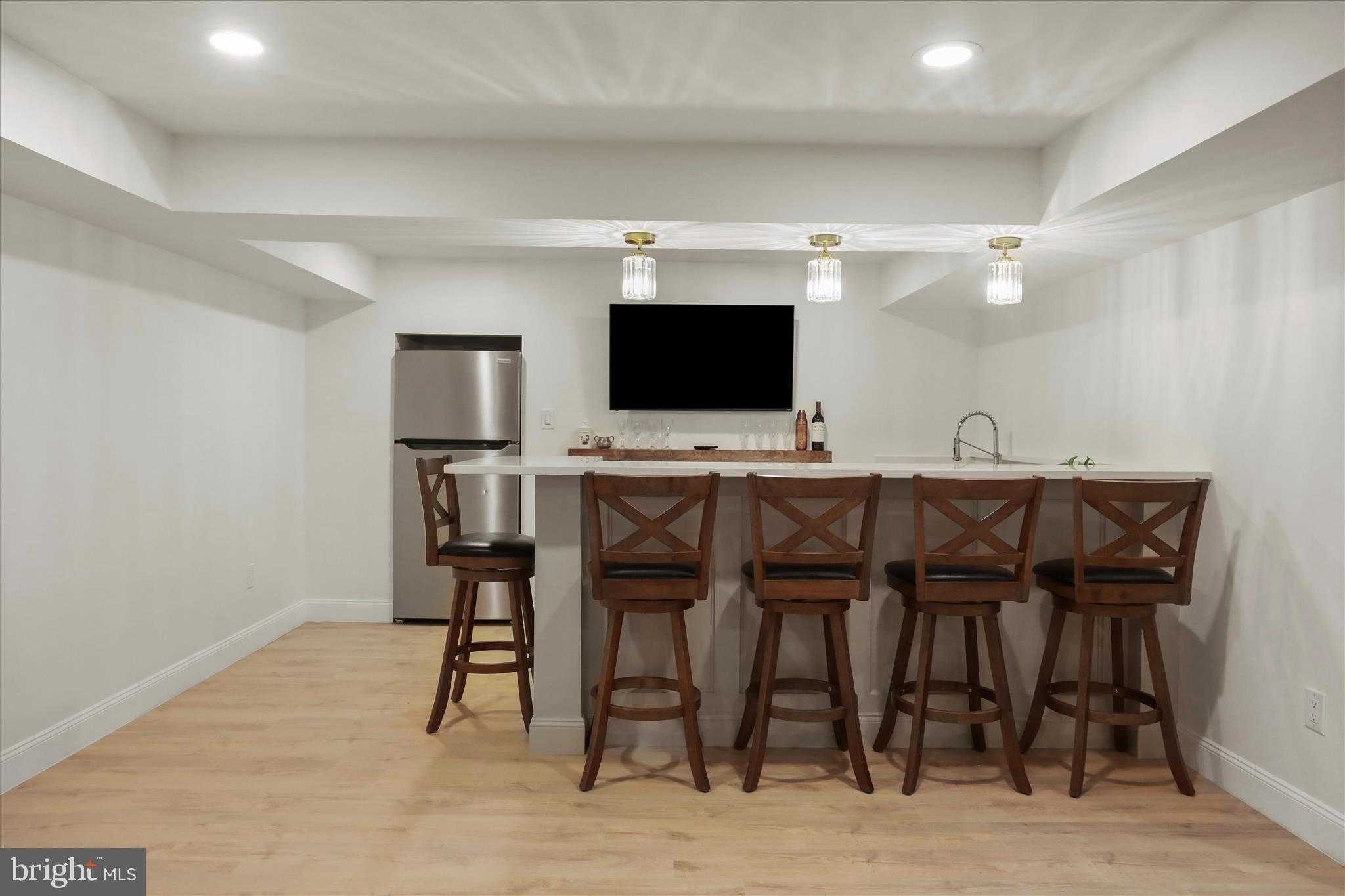 717 W Locust St photo 42