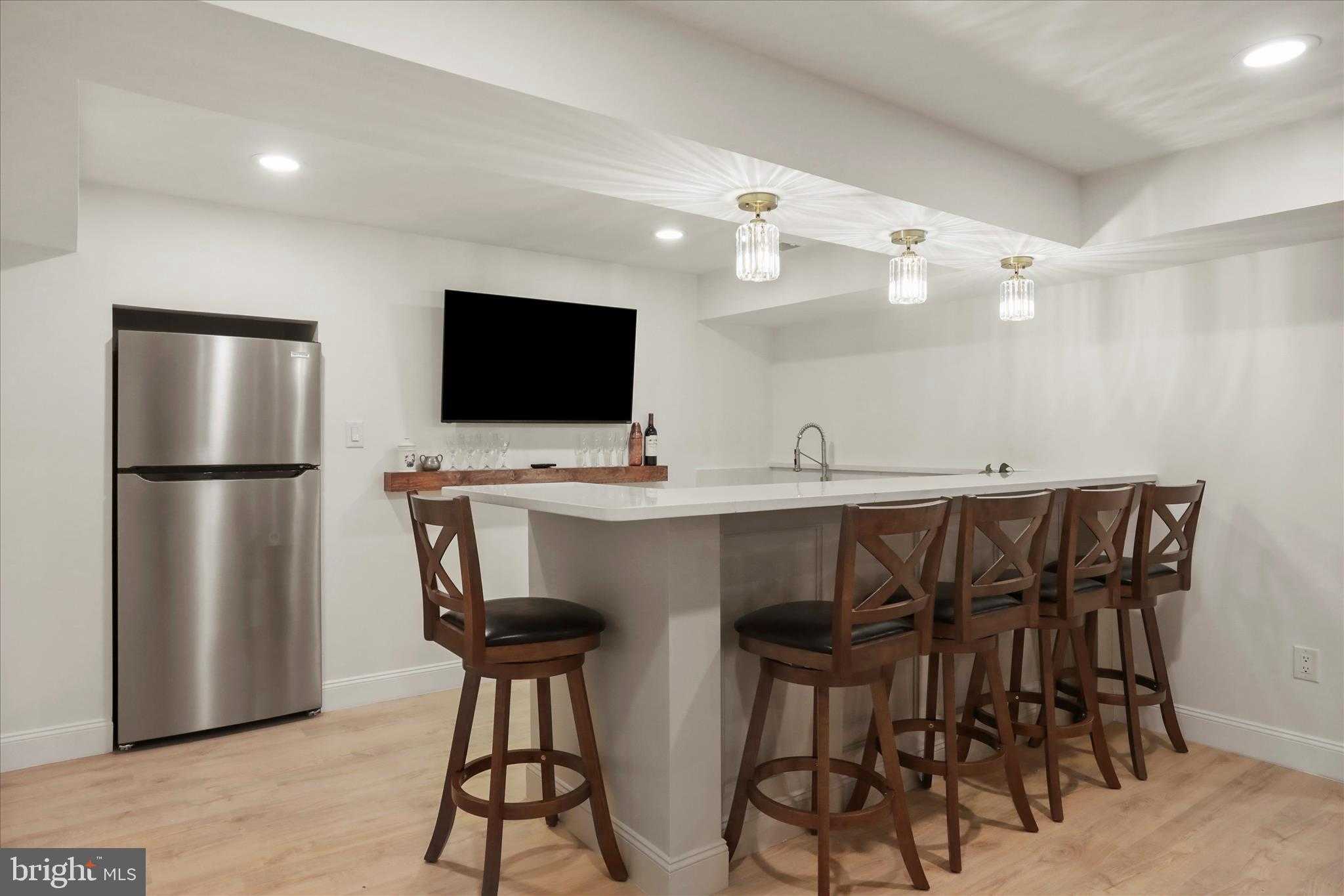 717 W Locust St photo 43