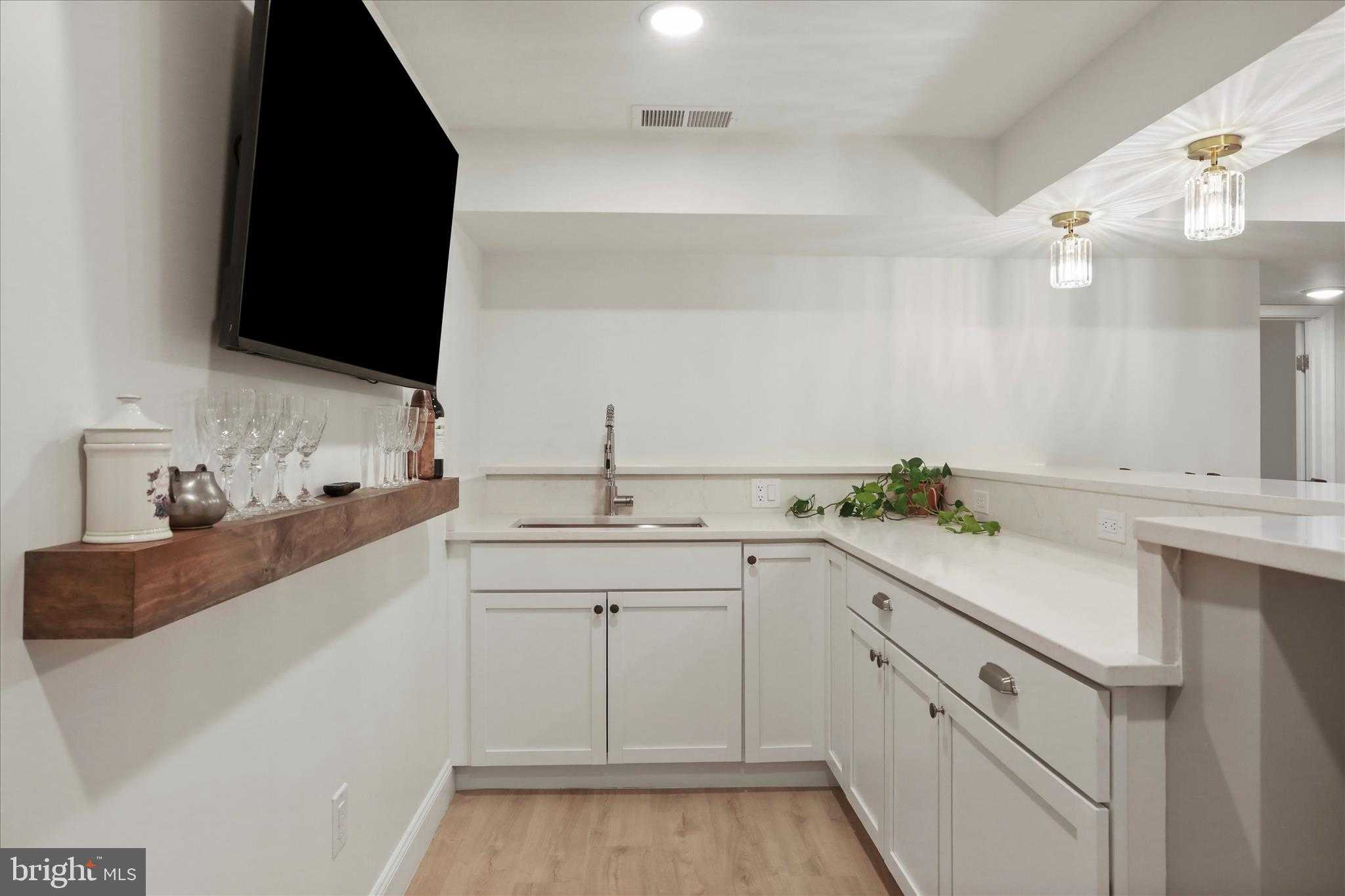 717 W Locust St photo 44