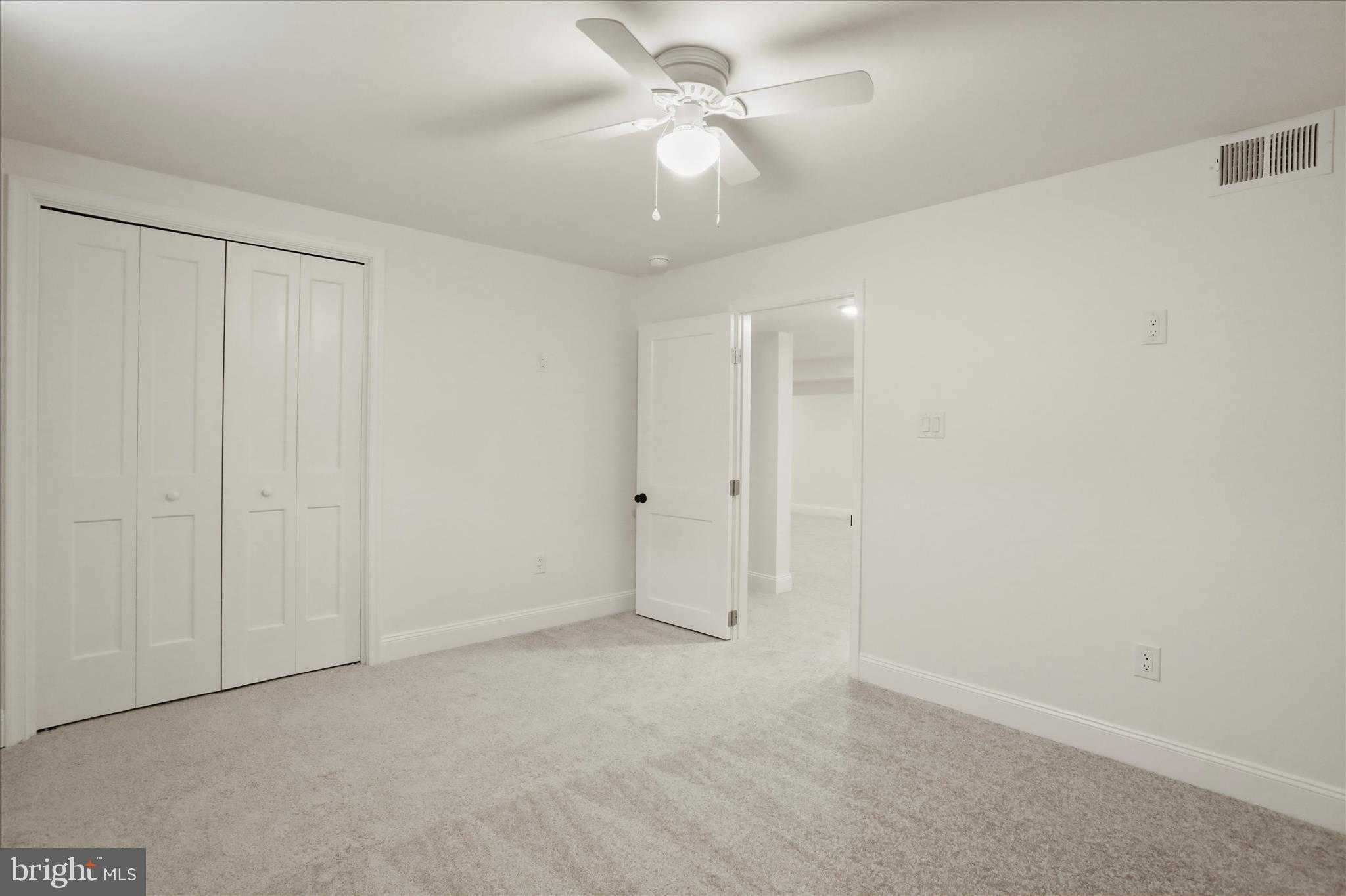 717 W Locust St photo 49