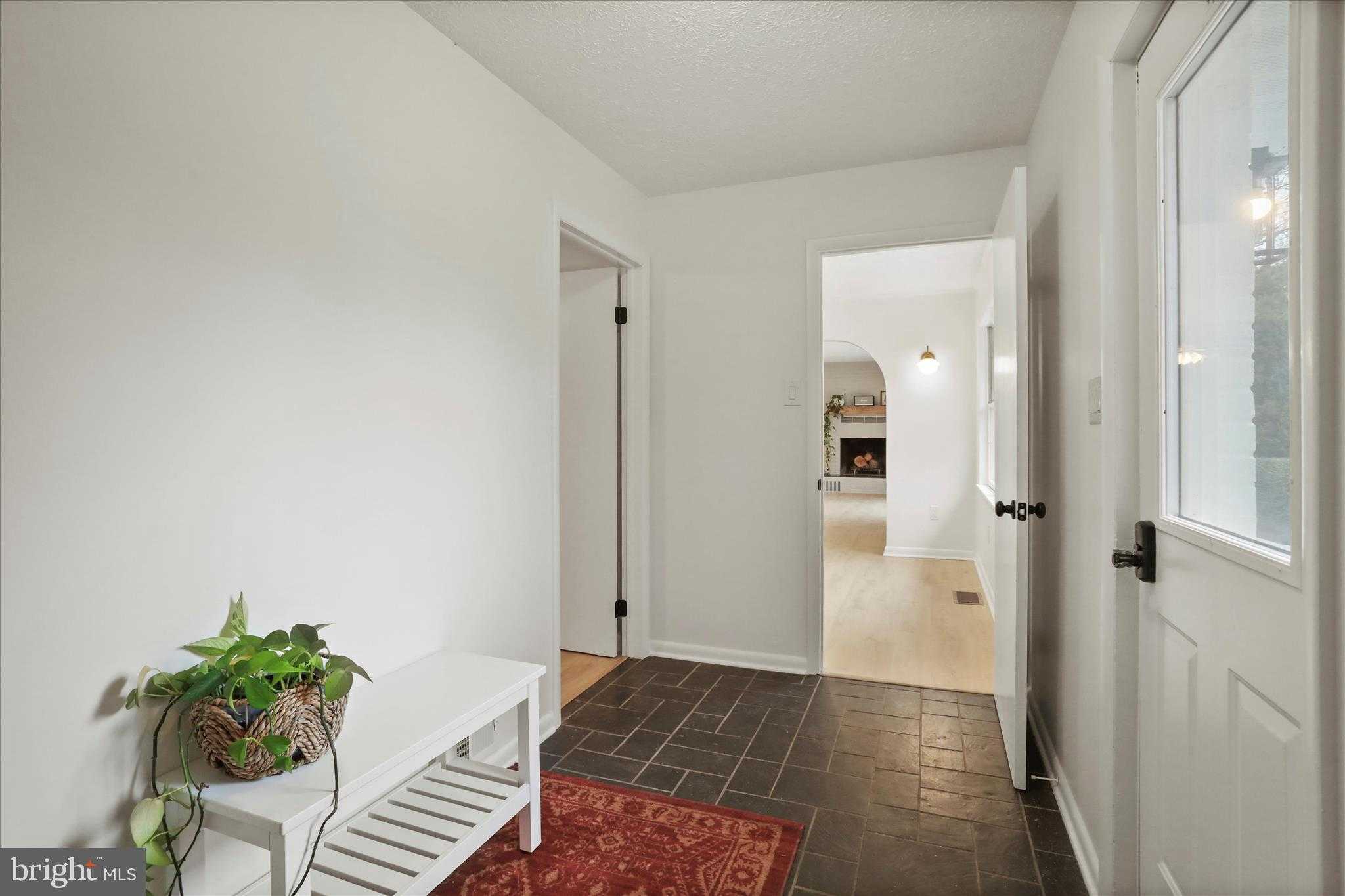 717 W Locust St photo 5