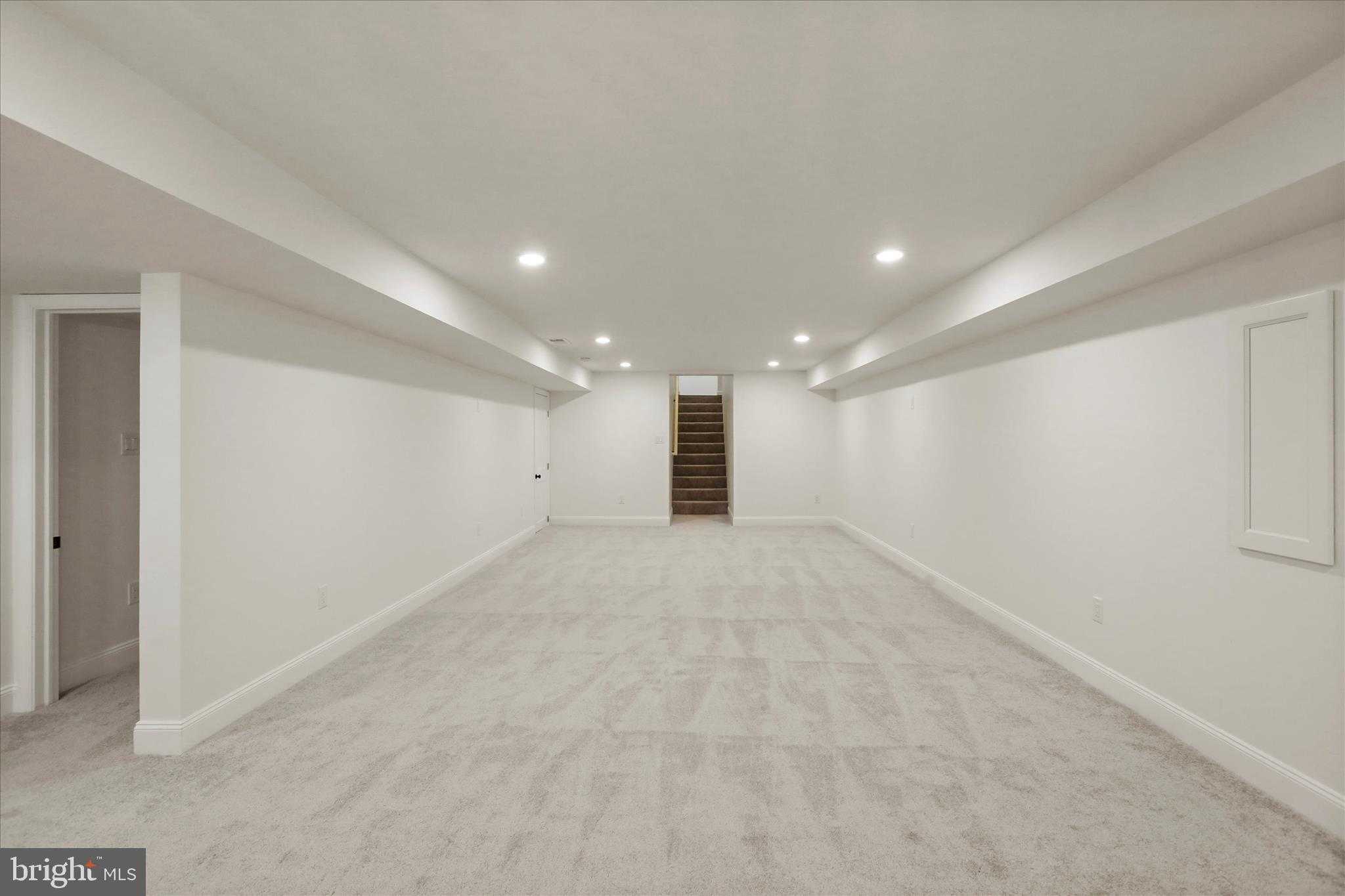 717 W Locust St photo 50