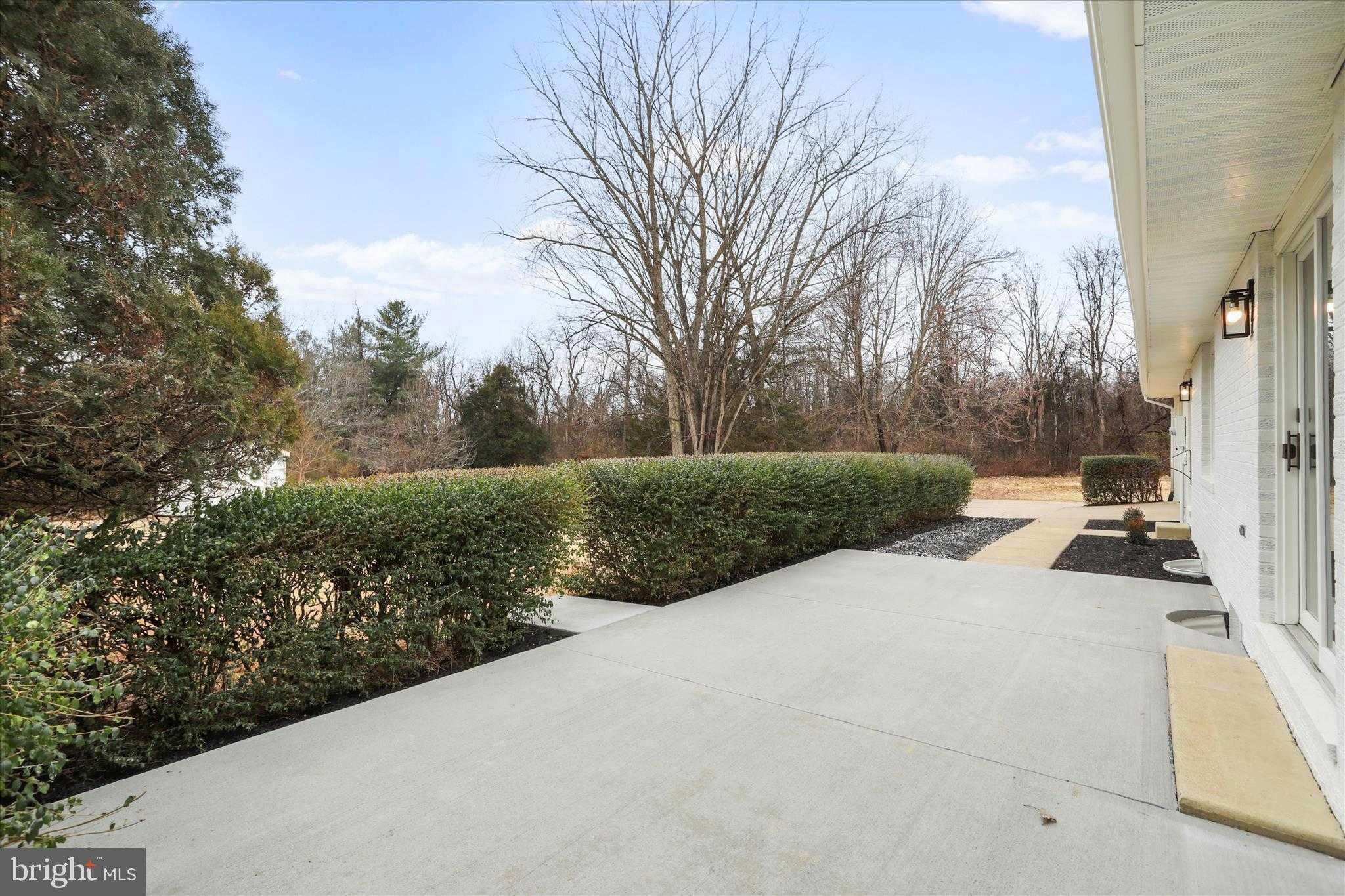 717 W Locust St photo 71