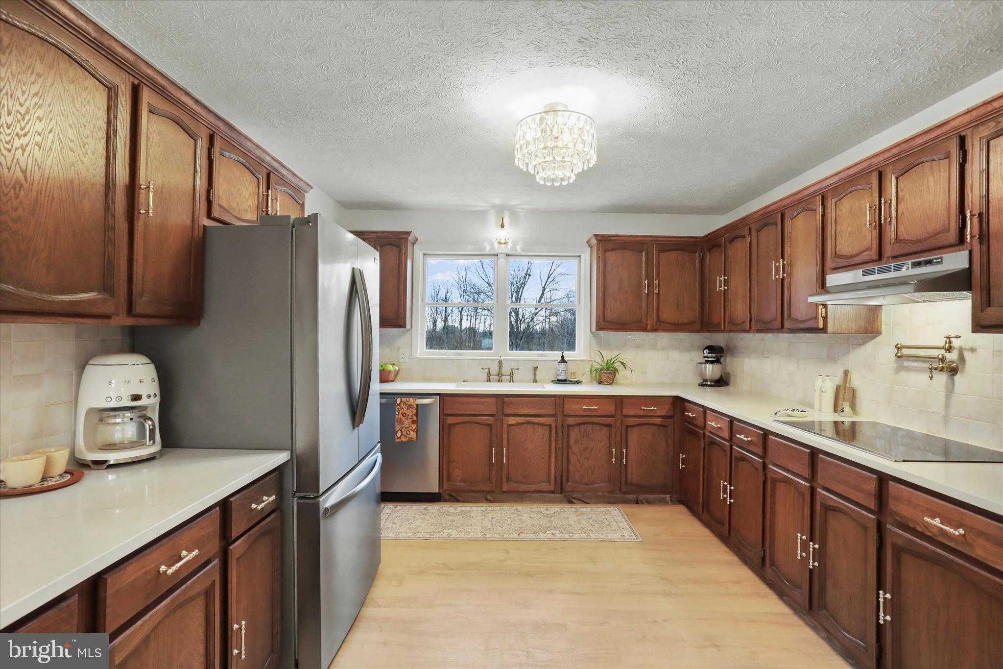 717 W Locust St photo 8