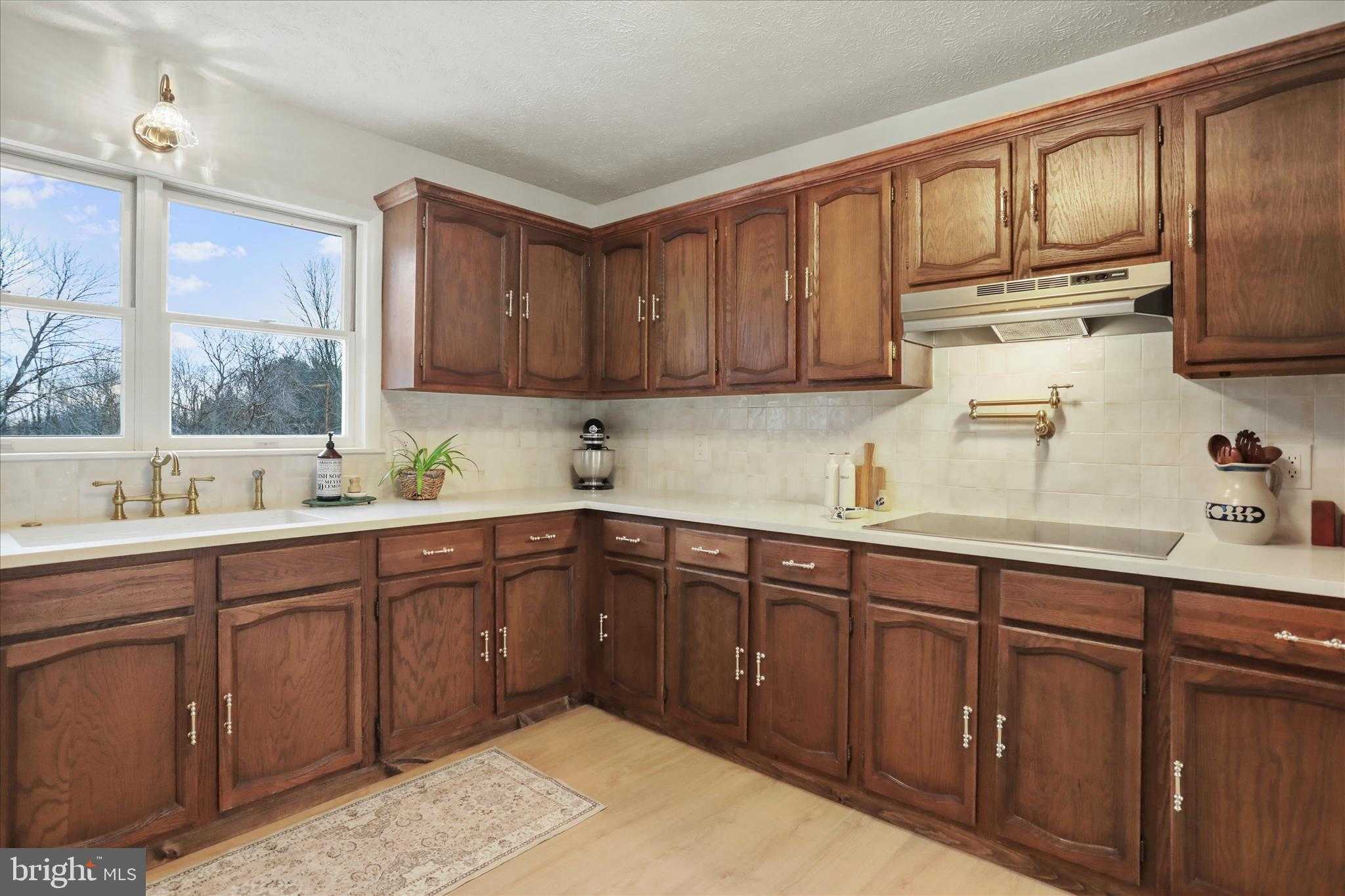 717 W Locust St photo 9