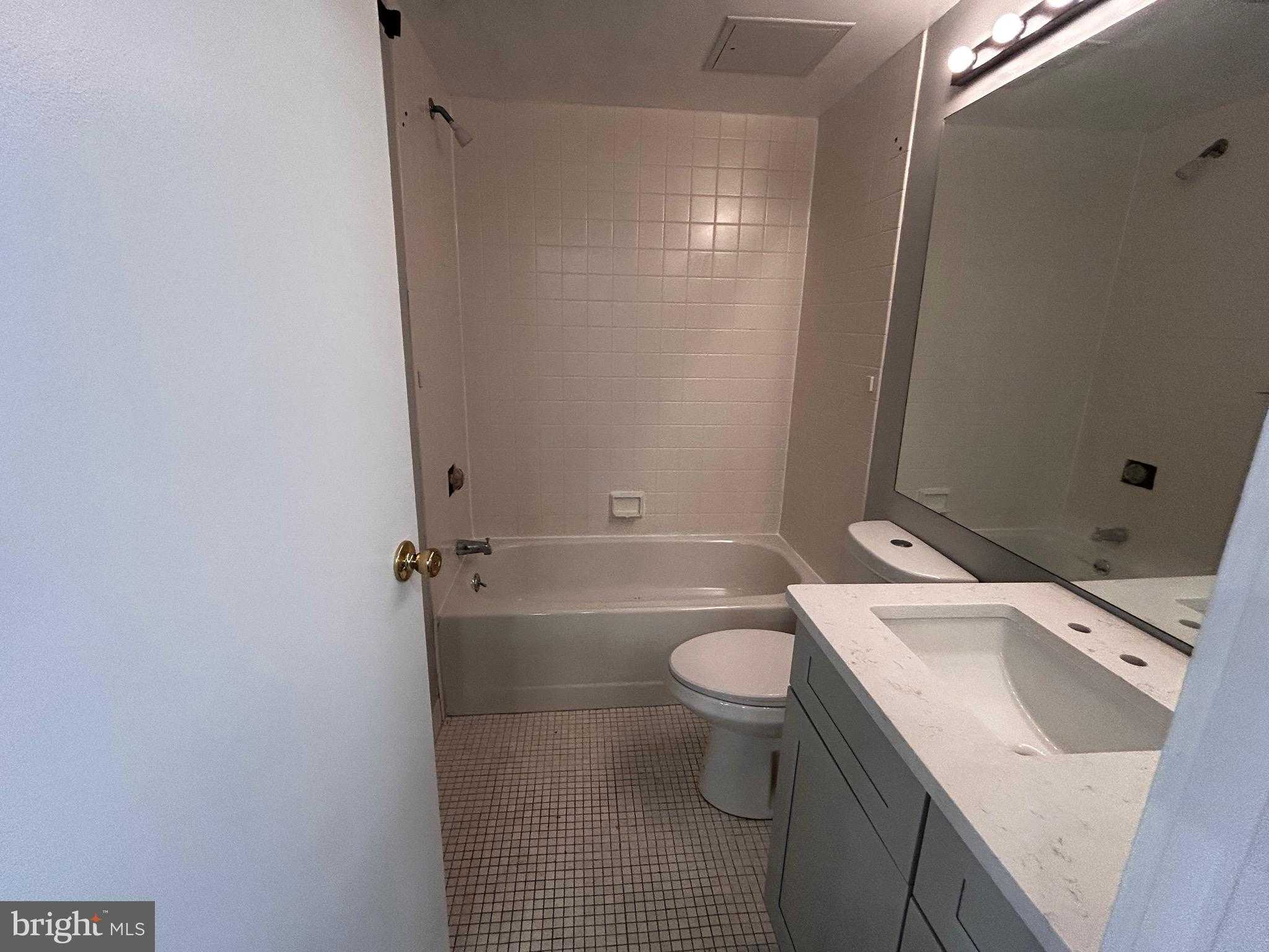 1601 Spring Garden St Apt 502 photo 7