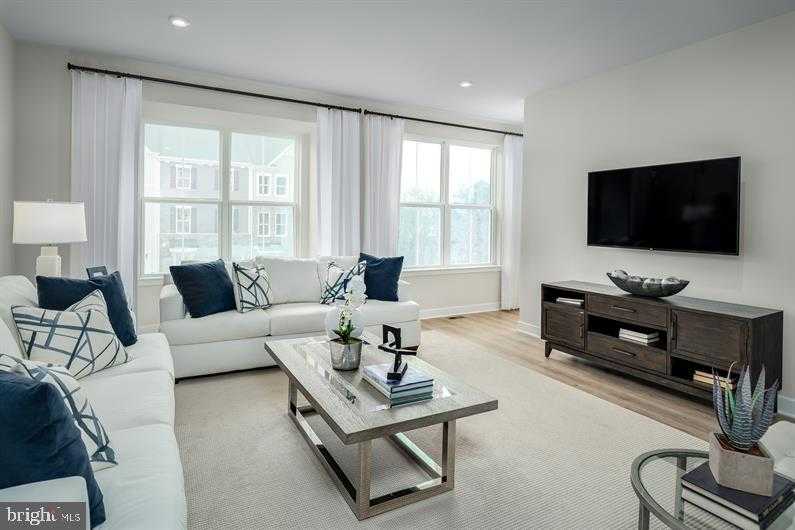 66 Railroad Ave photo 9