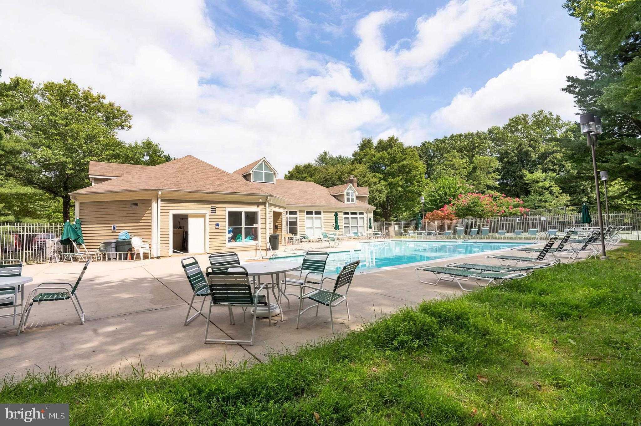 629 Admiral Dr Unit 206 photo 30