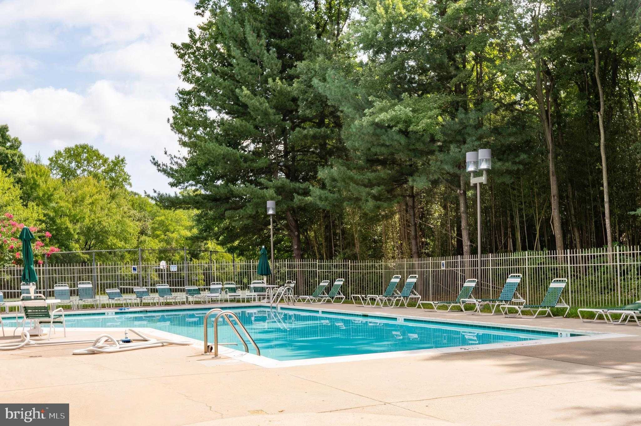 629 Admiral Dr Unit 206 photo 32