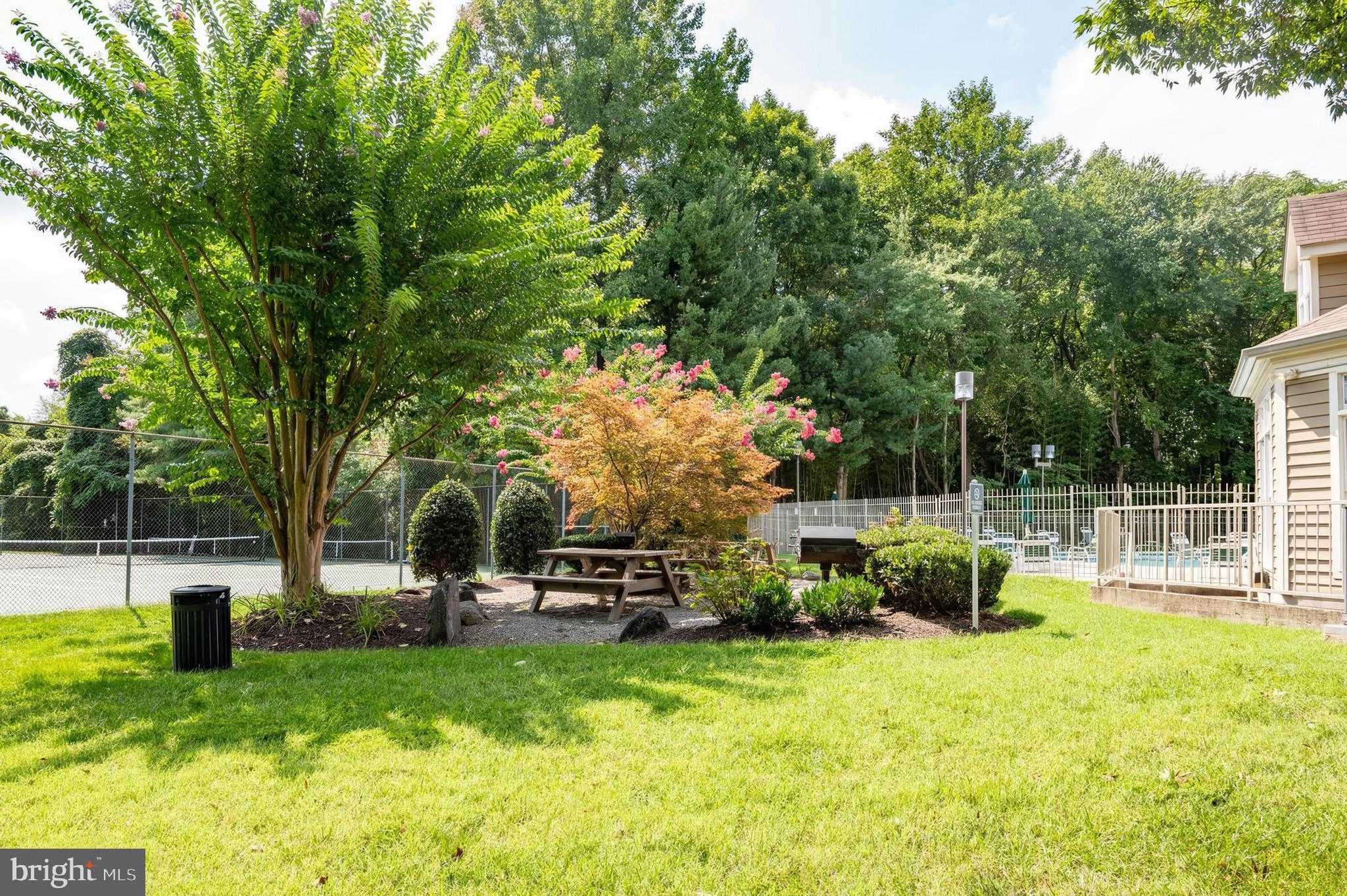 629 Admiral Dr Unit 206 photo 33