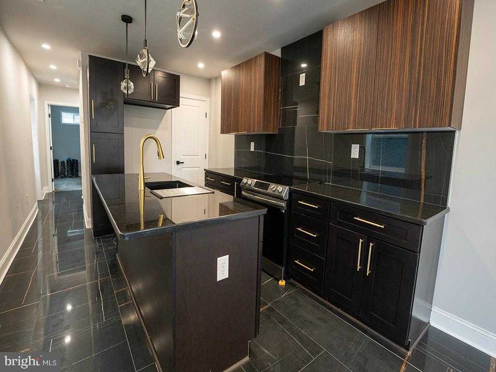 2005 N Lawrence St photo 13