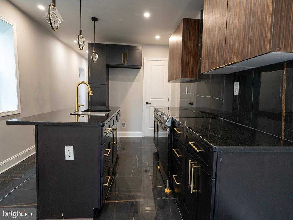 2005 N Lawrence St photo 14