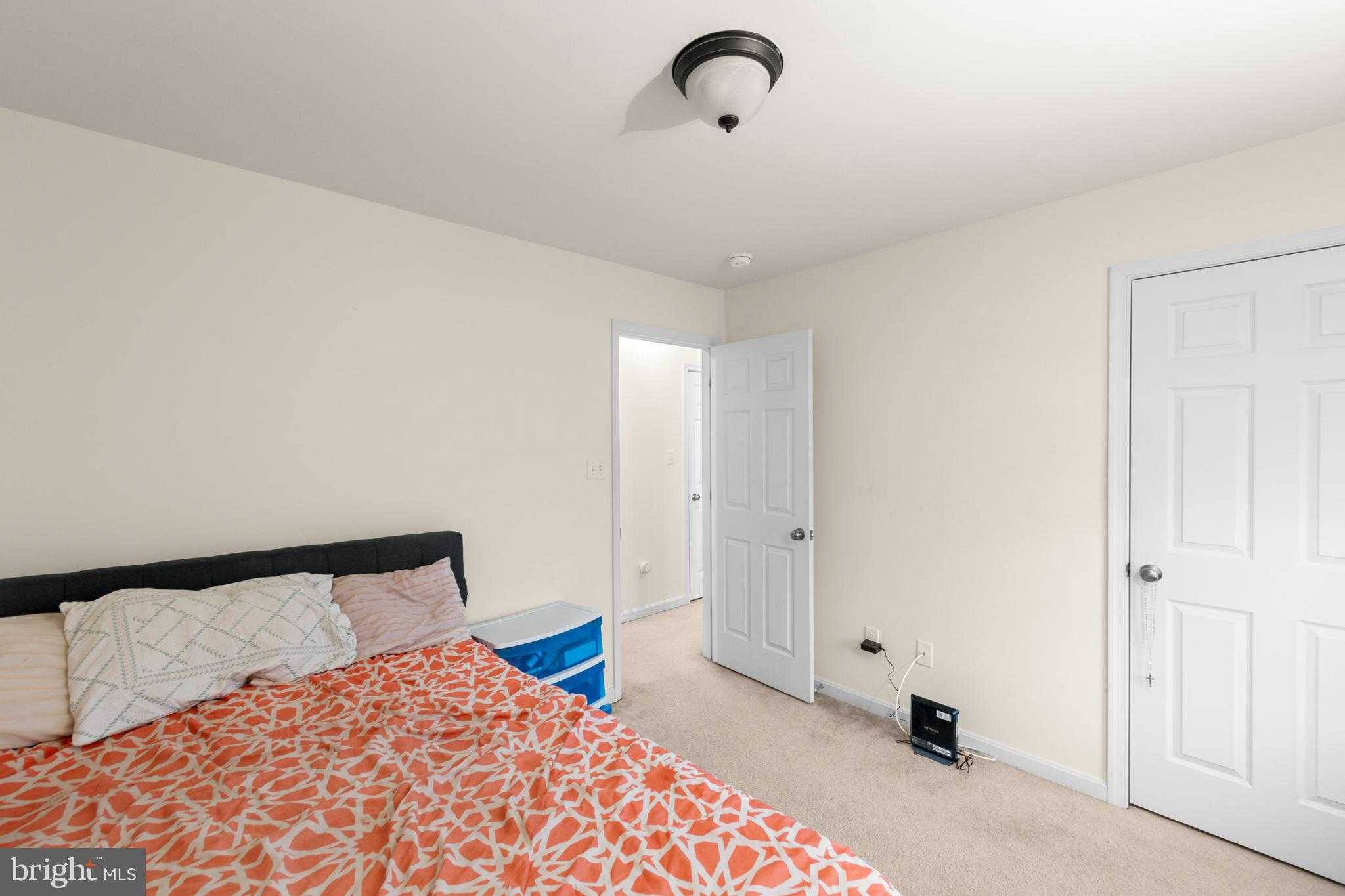 447 E Queen St photo 13