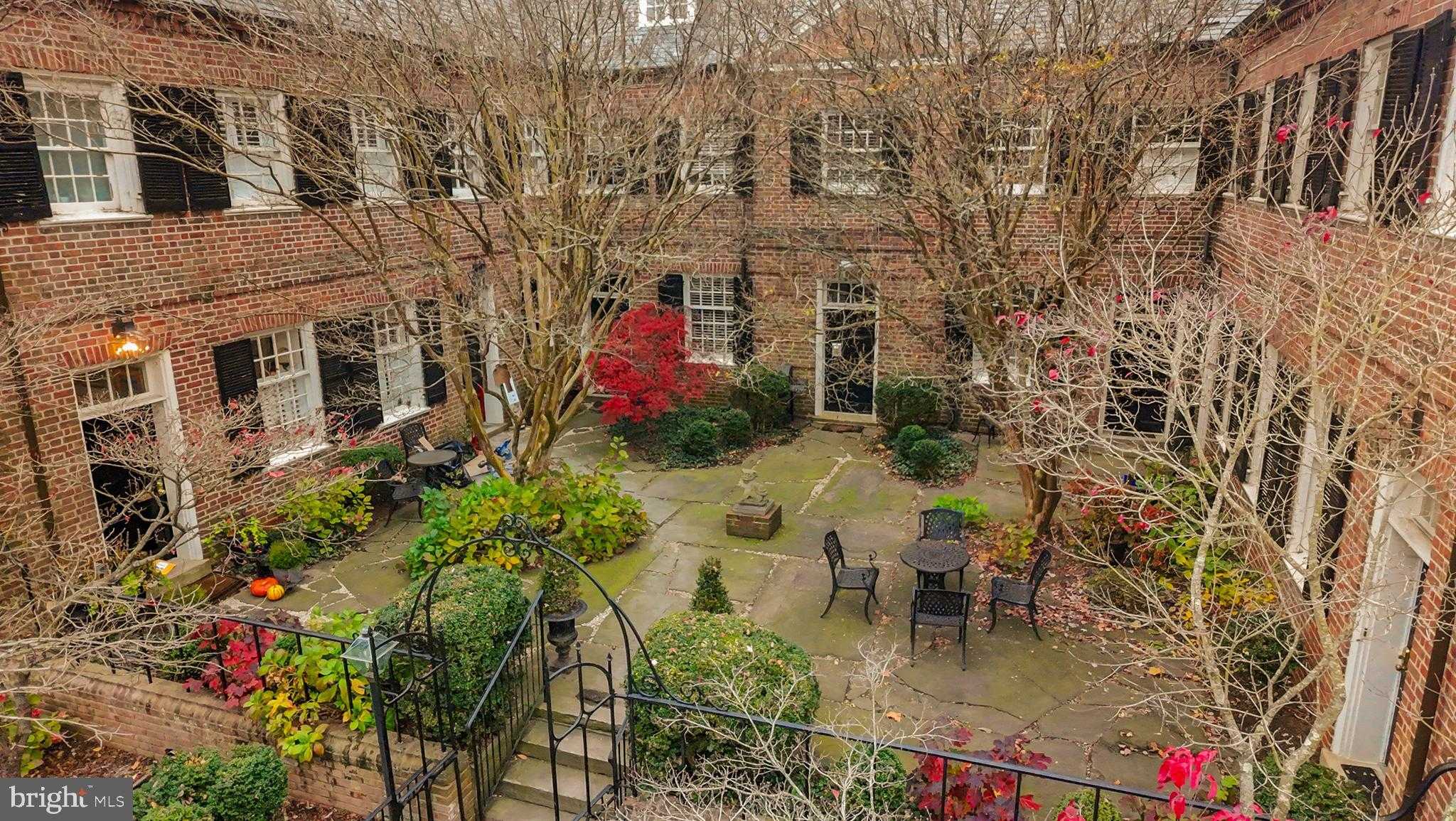 1222 Sophia St photo 2