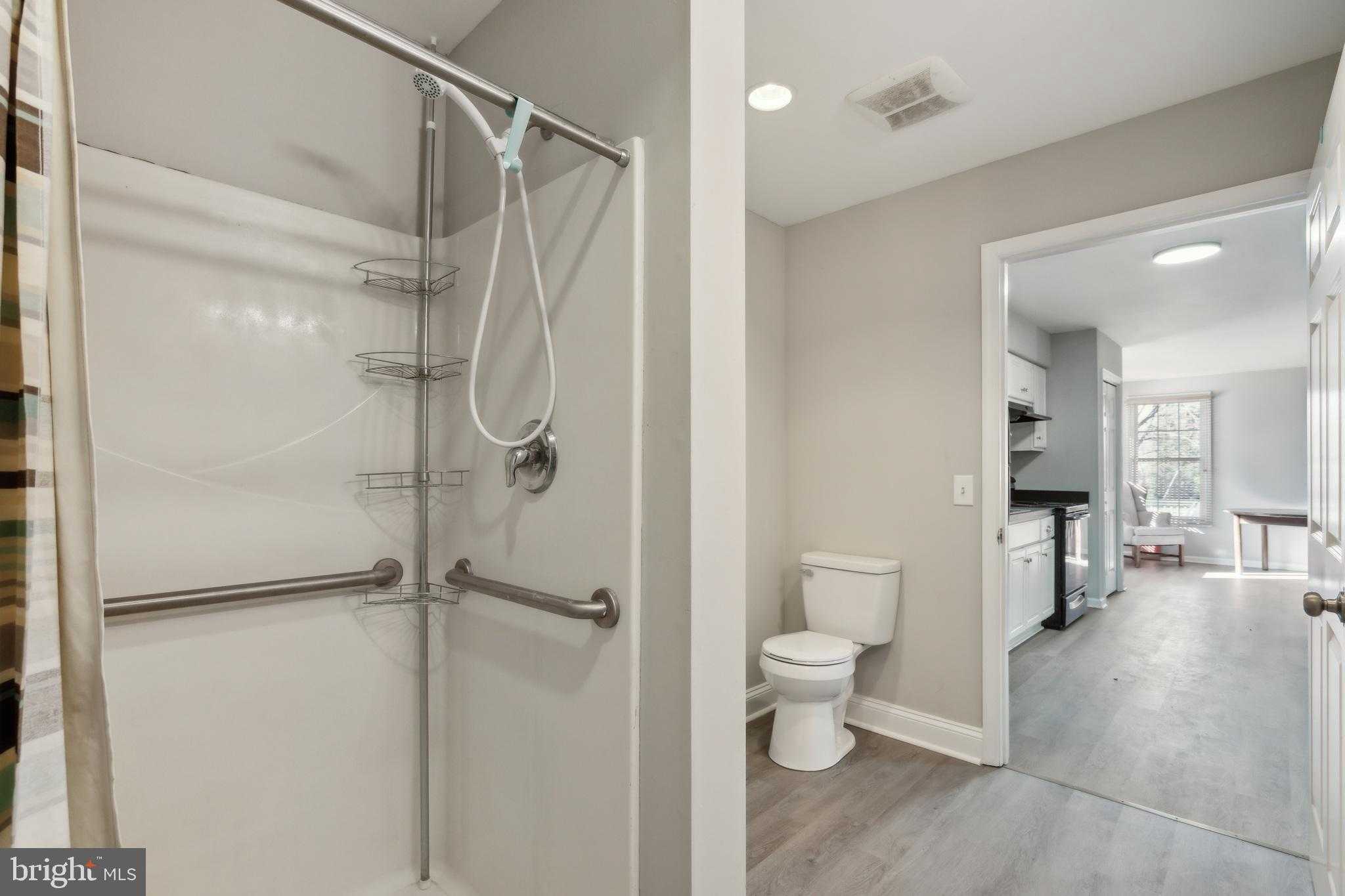 106 Charles St photo 35