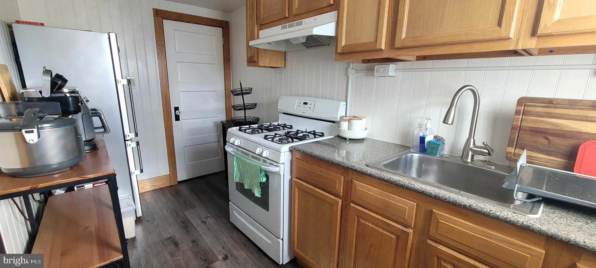 1022 W Oregon Ave photo 14