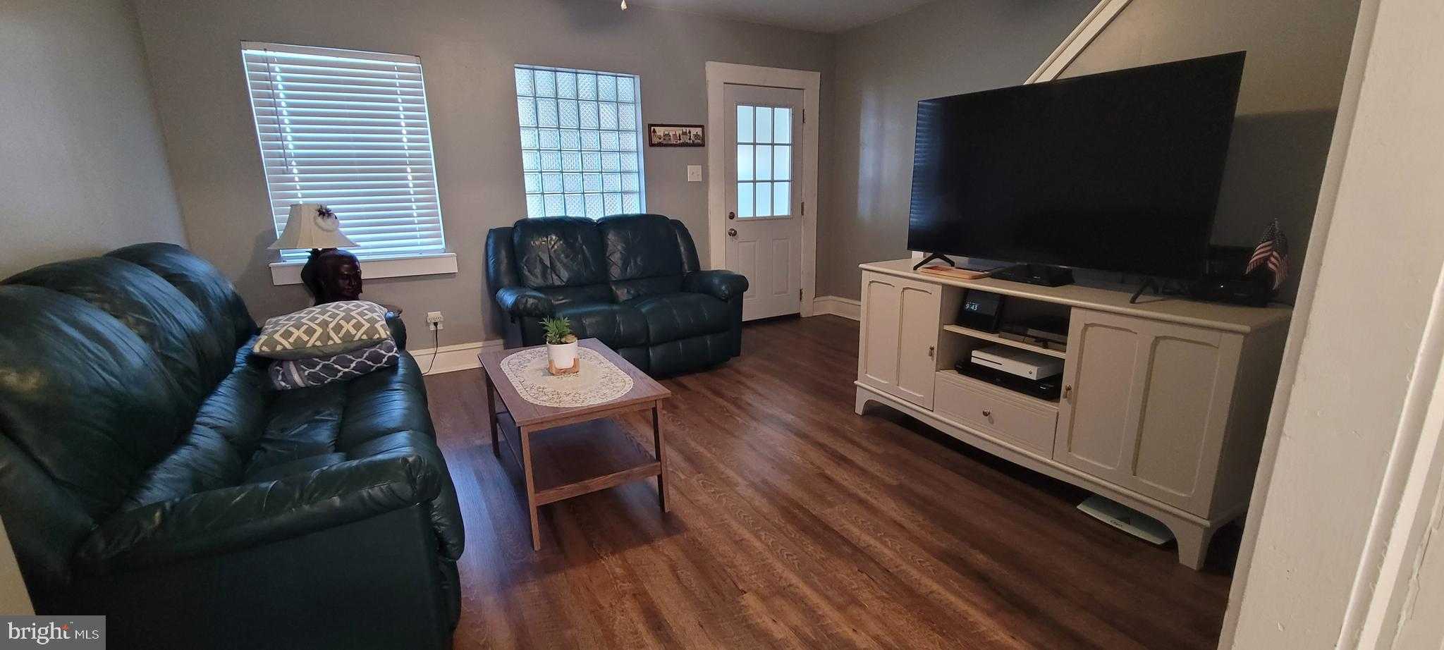 1022 W Oregon Ave photo 2