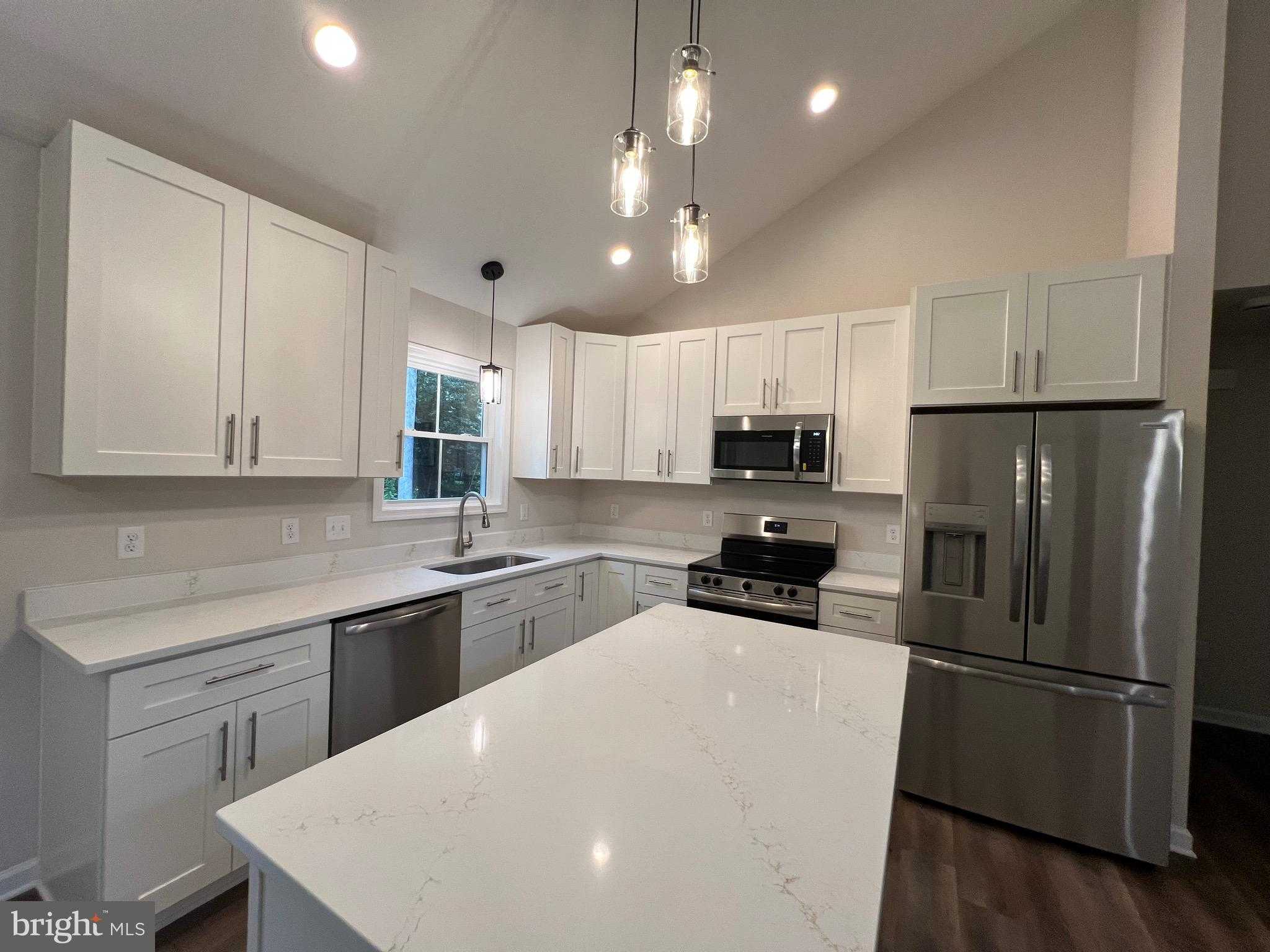 633 Shorewood Dr photo 3