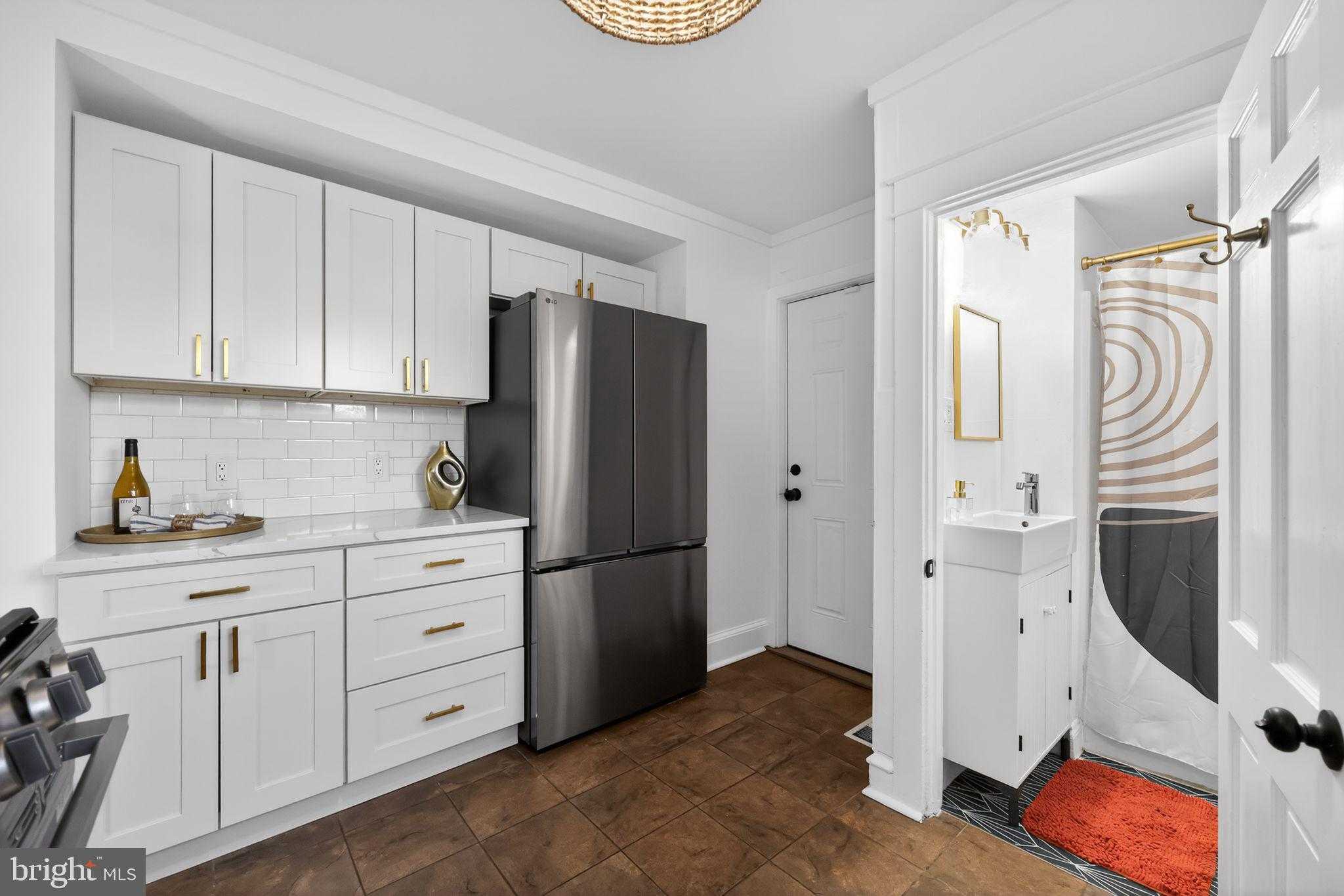 446 Vernon St photo 12