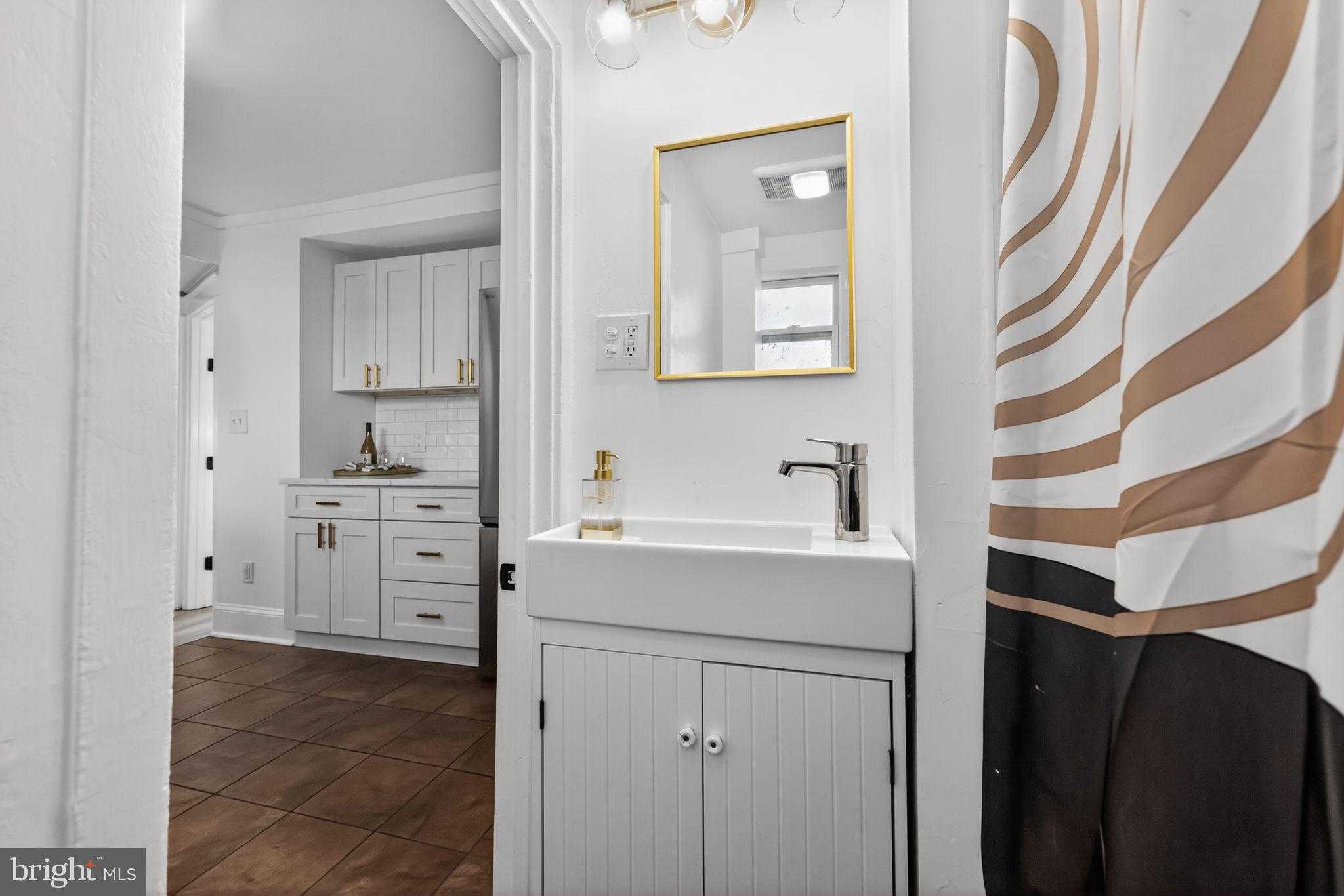 446 Vernon St photo 17