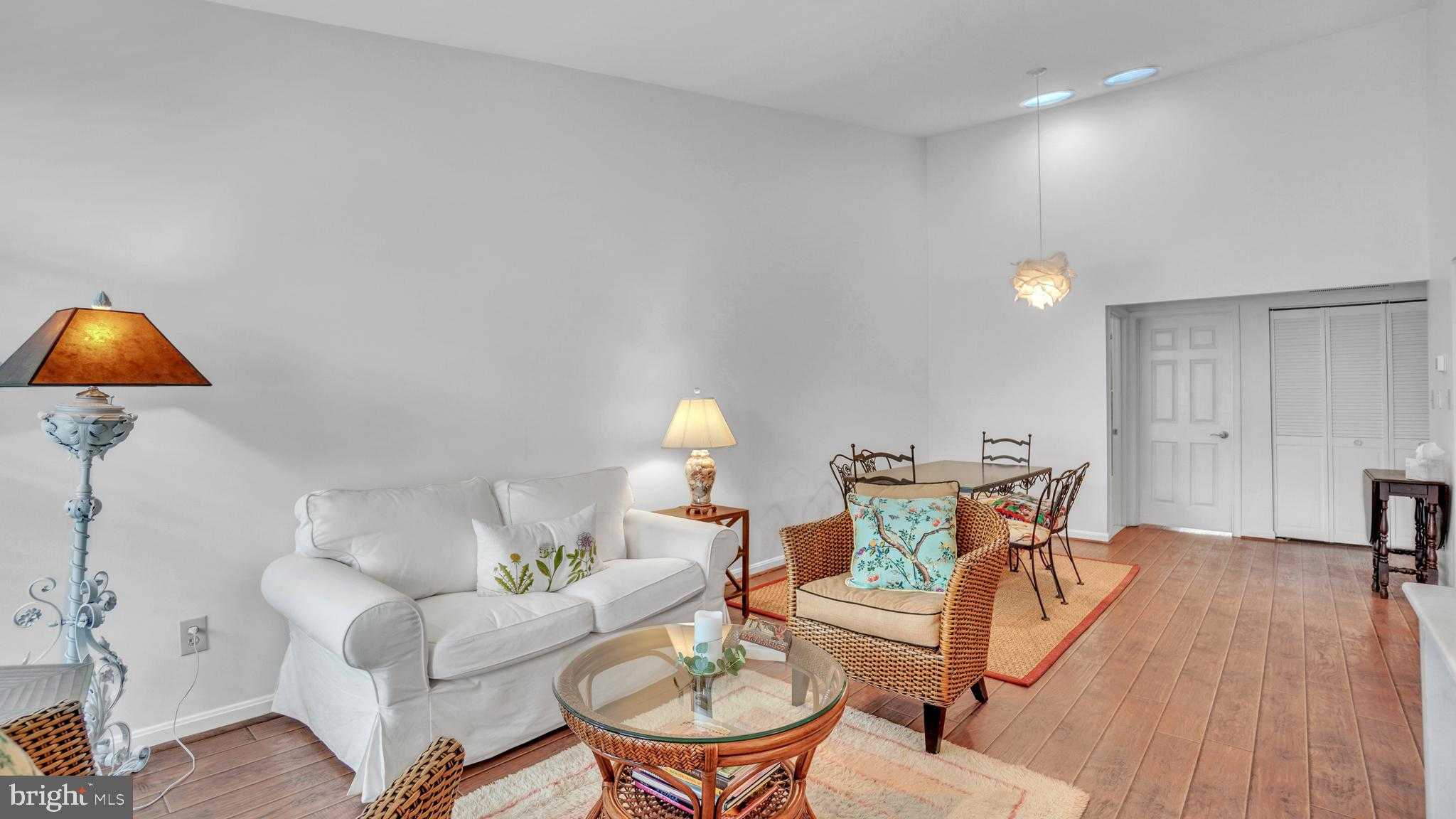 1943 Marconi Cir photo 4