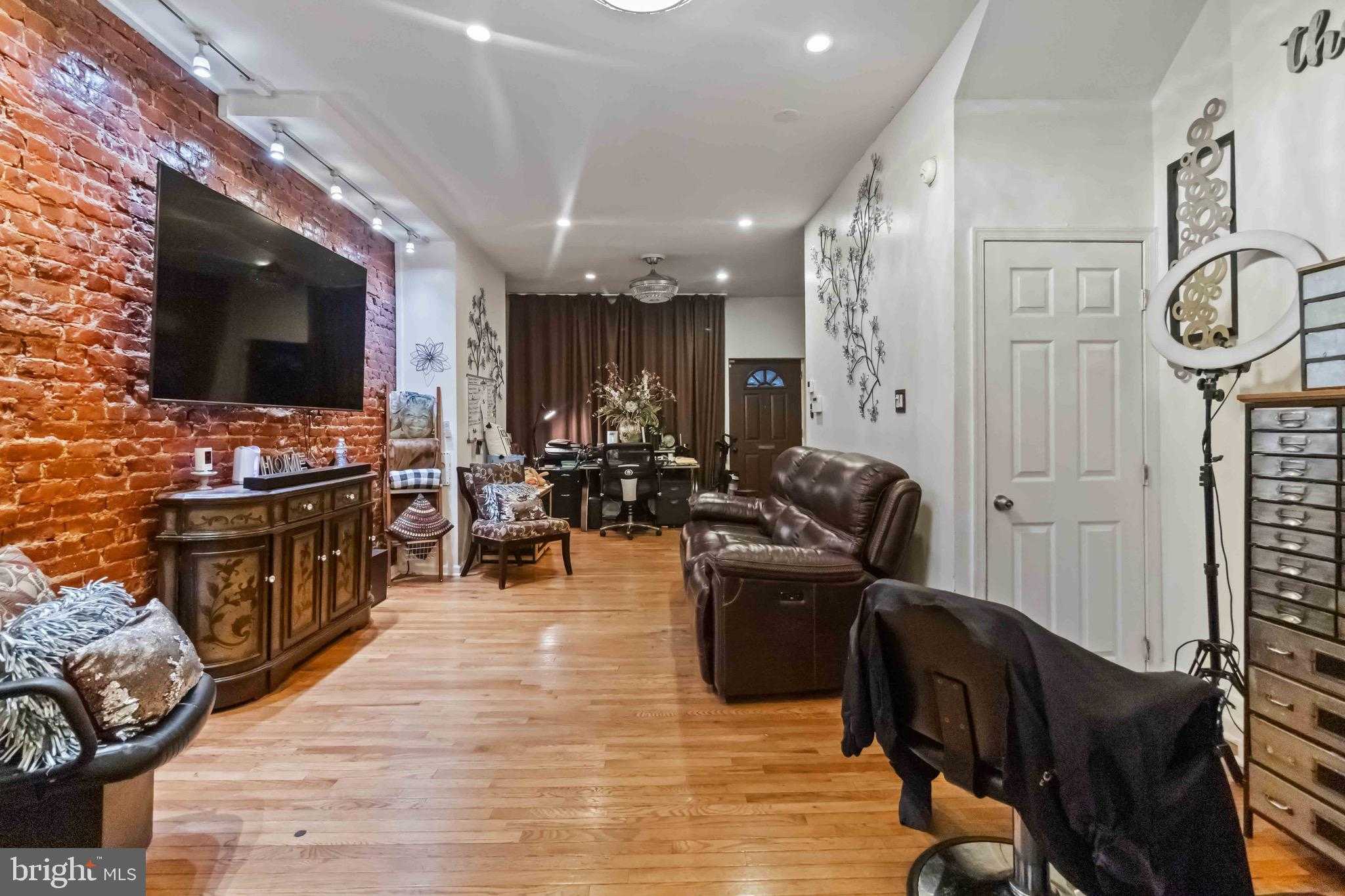 1318 E Haines St photo 8