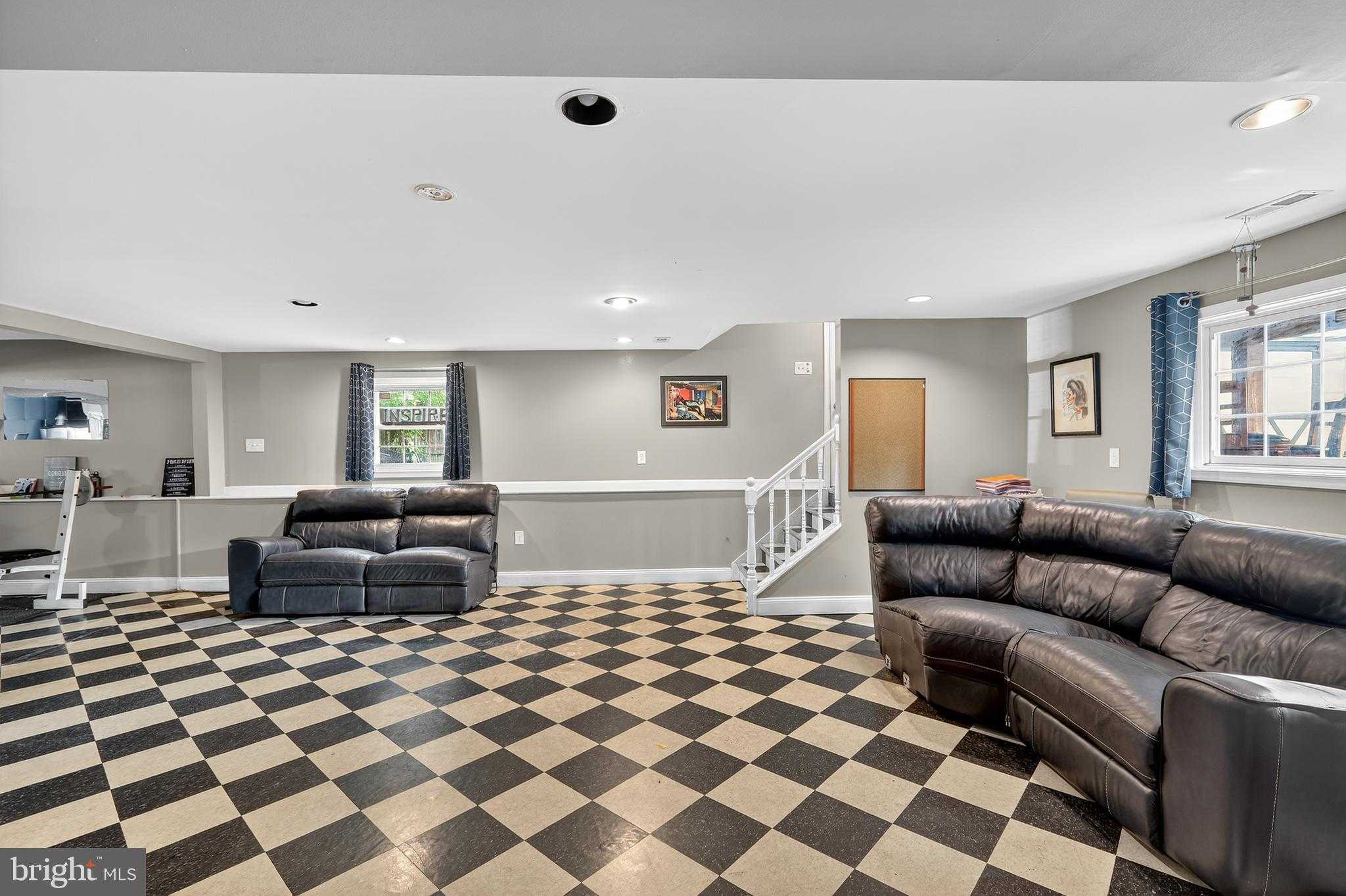 2103 Gibbons CT photo 31