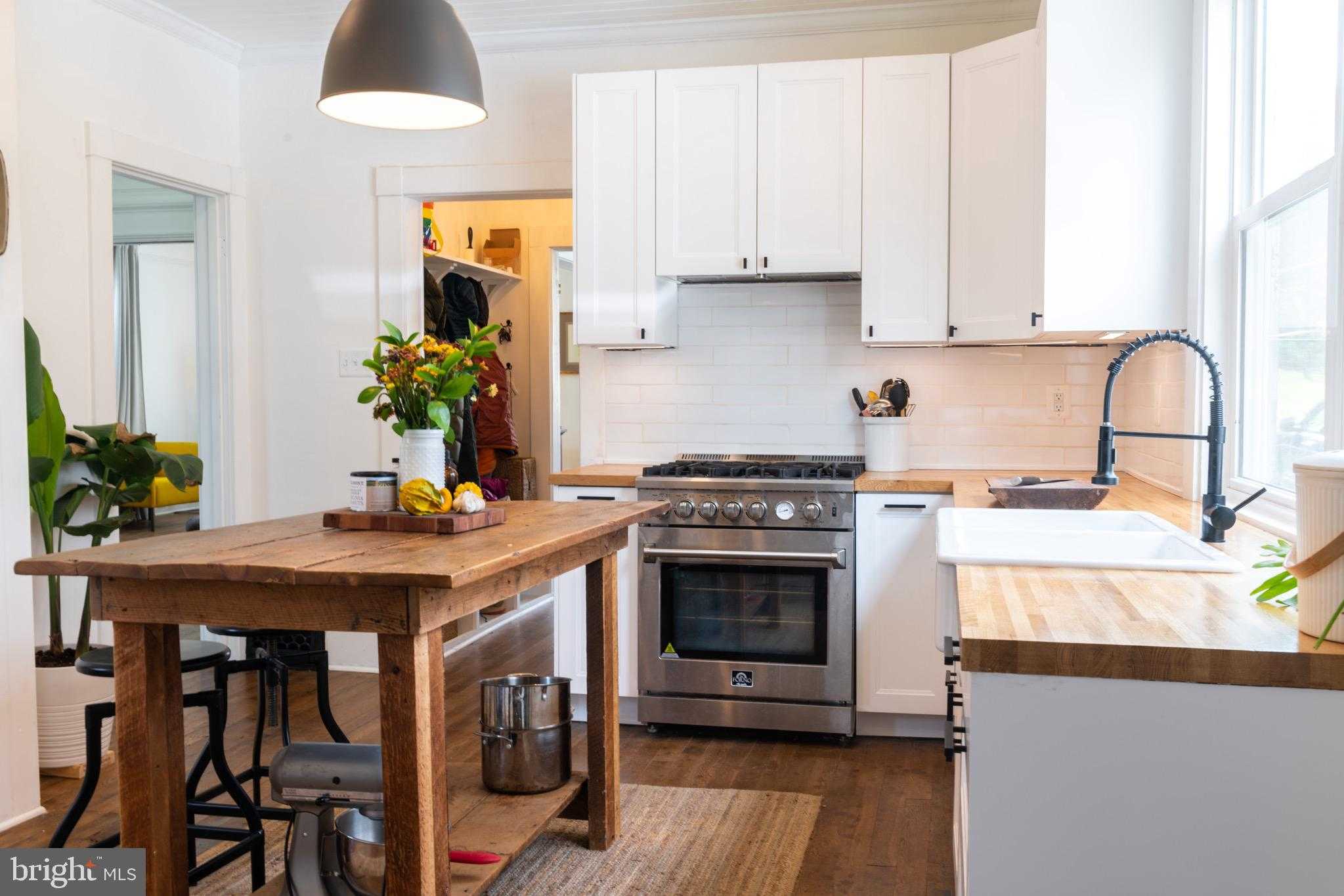 130 Carpenters Ave photo 5