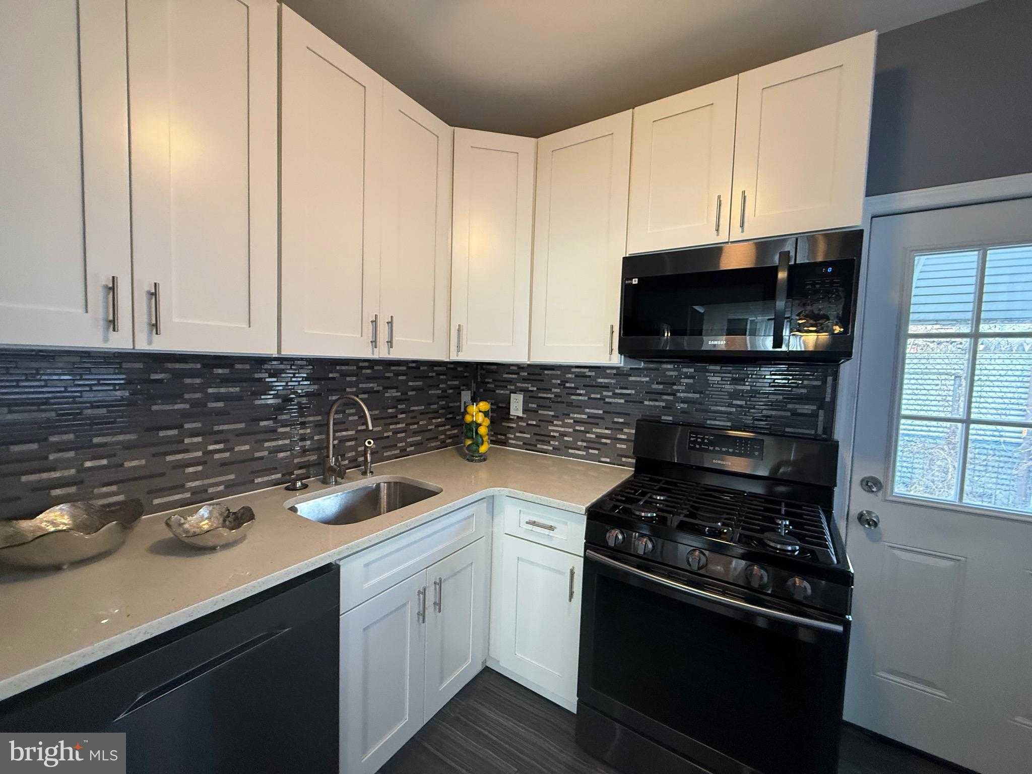 3146 Mercer St photo 4