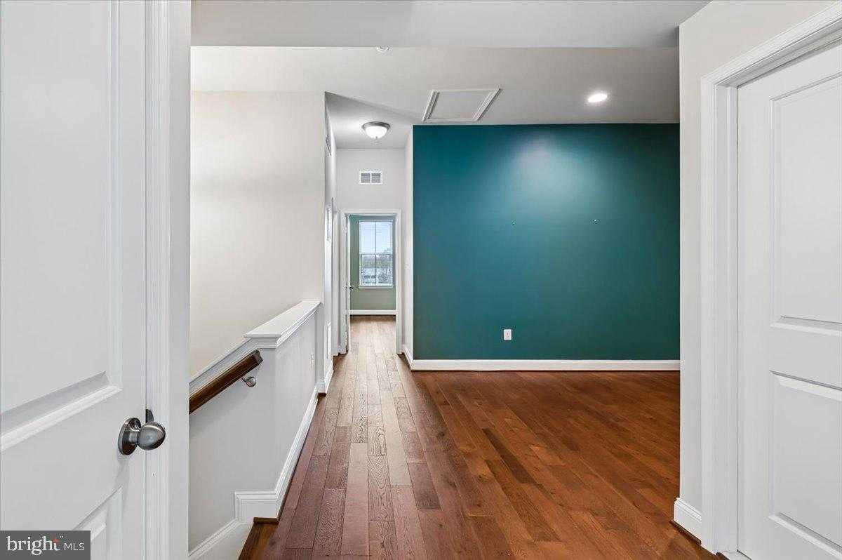 709 Skippers Ln photo 17