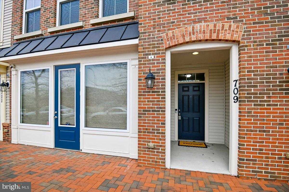 709 Skippers Ln photo 2