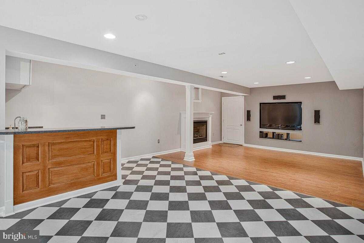 2425 Woodland CT photo 3