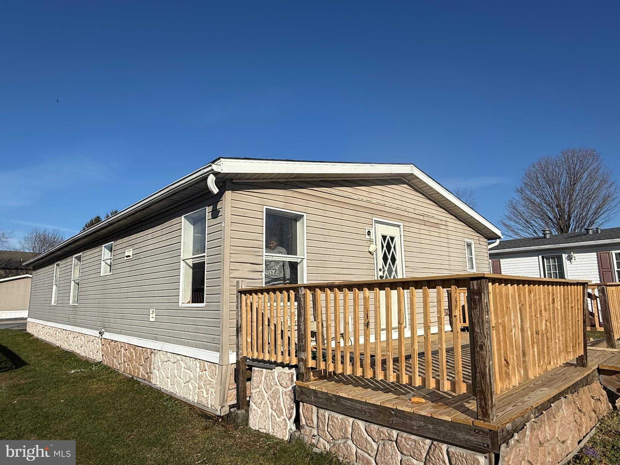 100 Lilly Dr photo 4