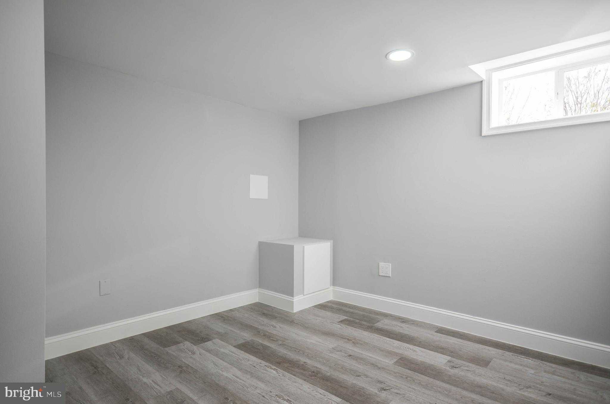 7009 Adelphi Rd photo 33