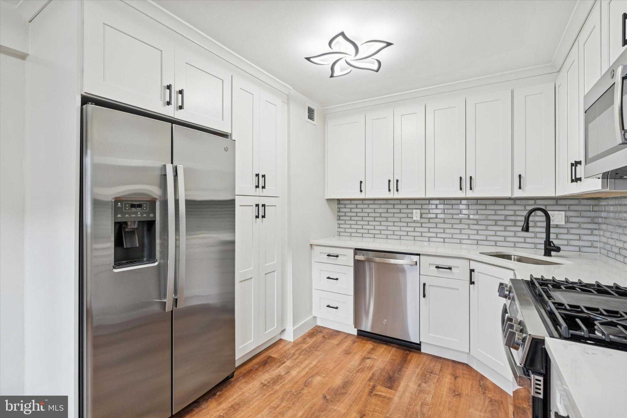 1609 Painters Xing photo 10