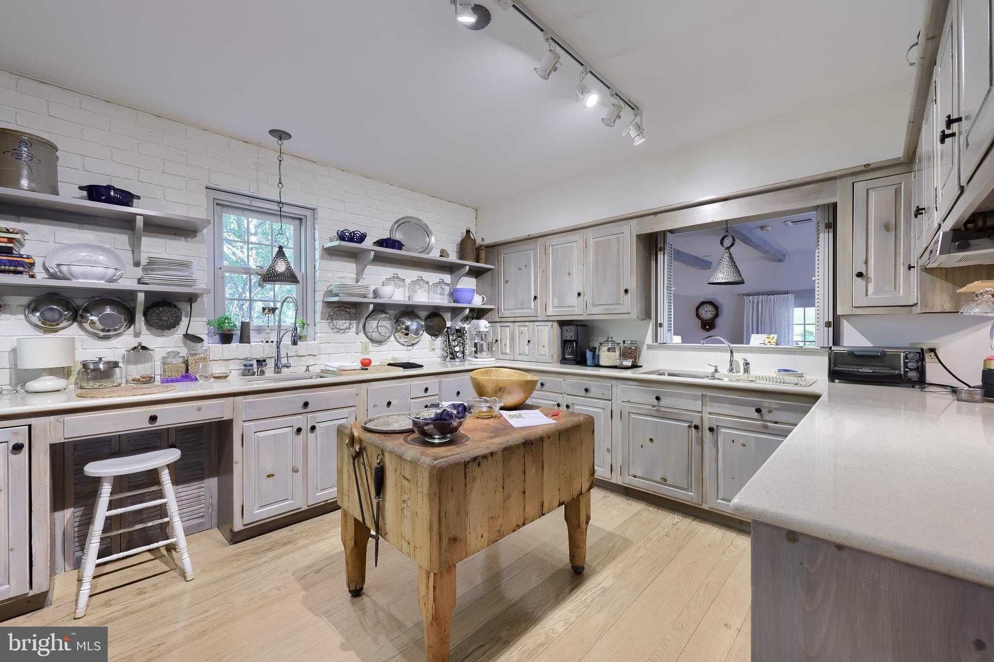 81 S Linden St photo 5