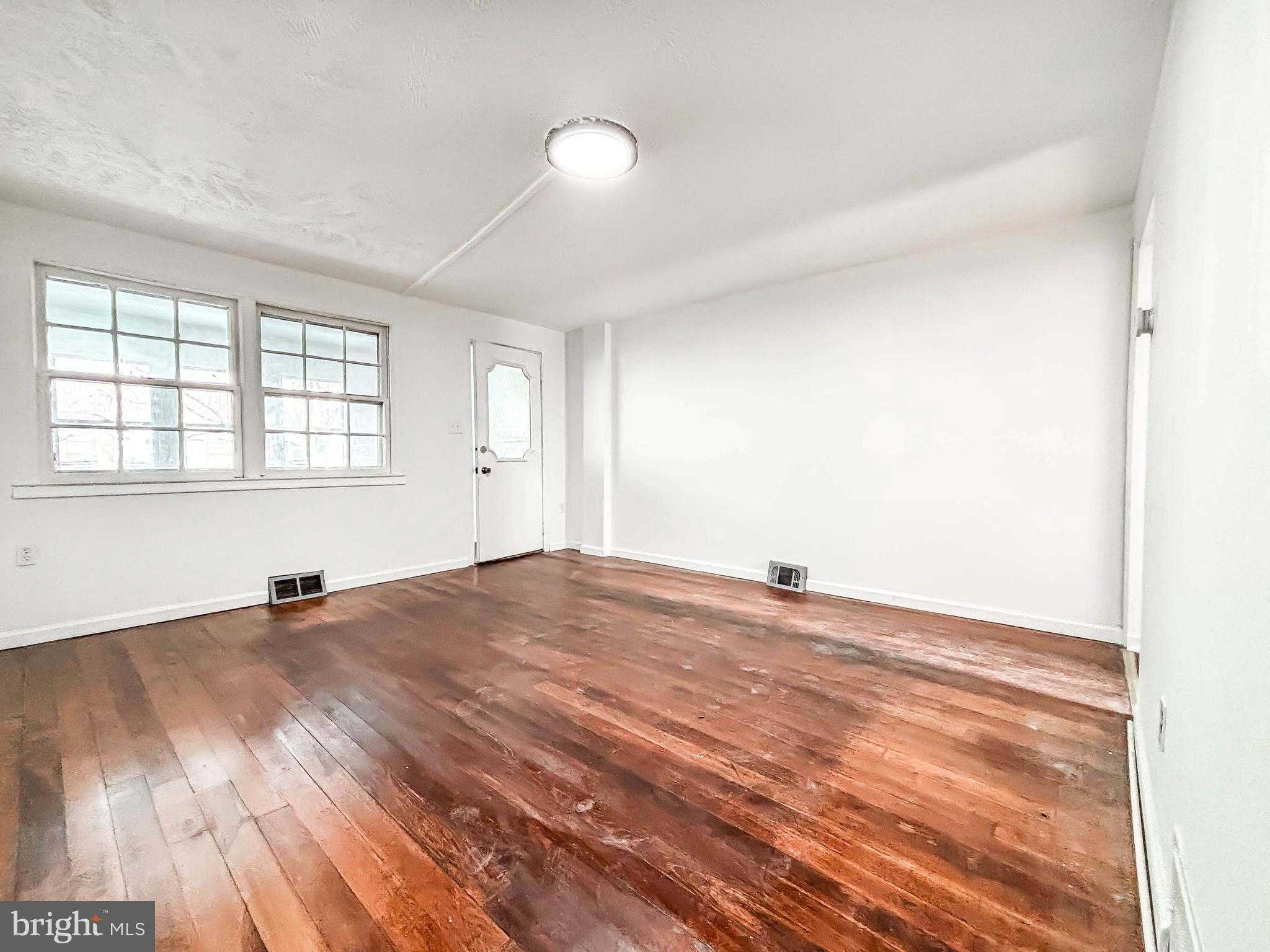 414 Avondale Rd photo 3