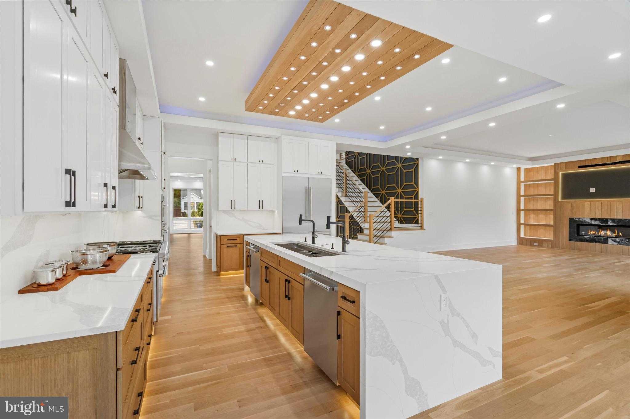 1832 Pimmit Dr photo 2