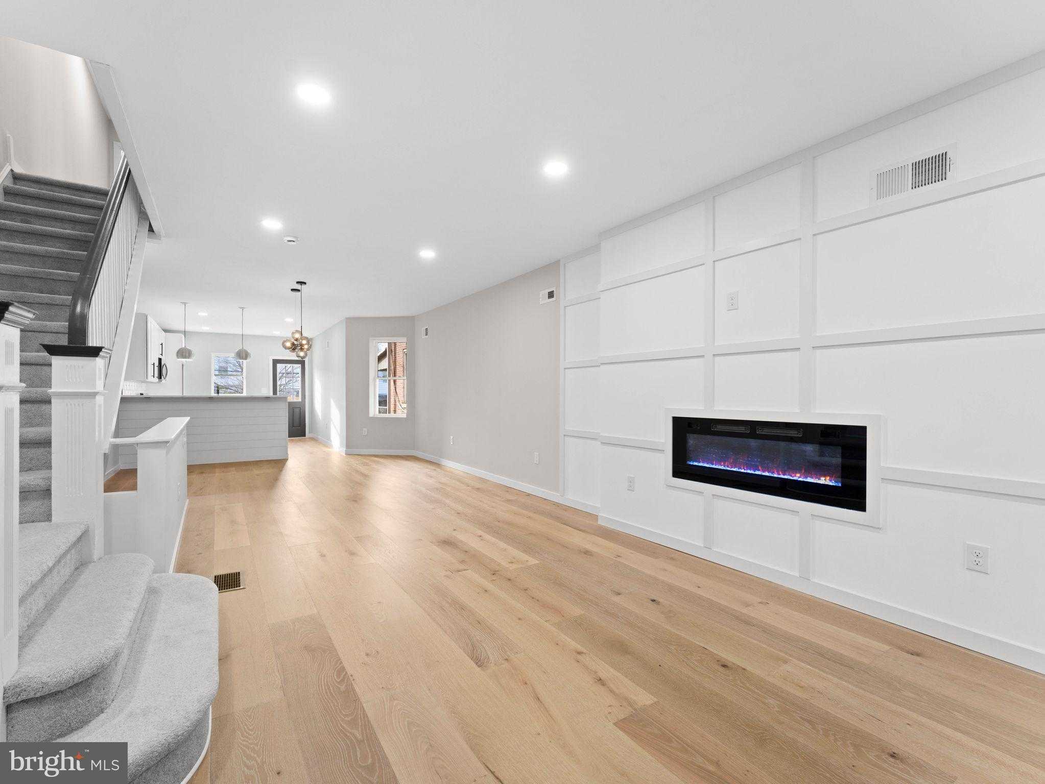 6034 W Columbia Ave photo 4