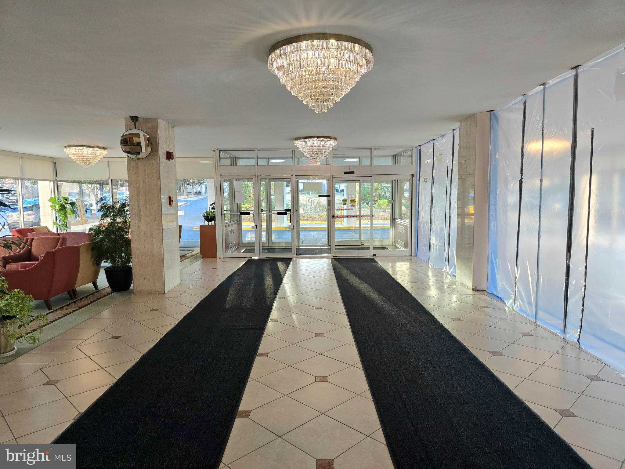 10201 Grosvenor Pl Apt 527 photo 3