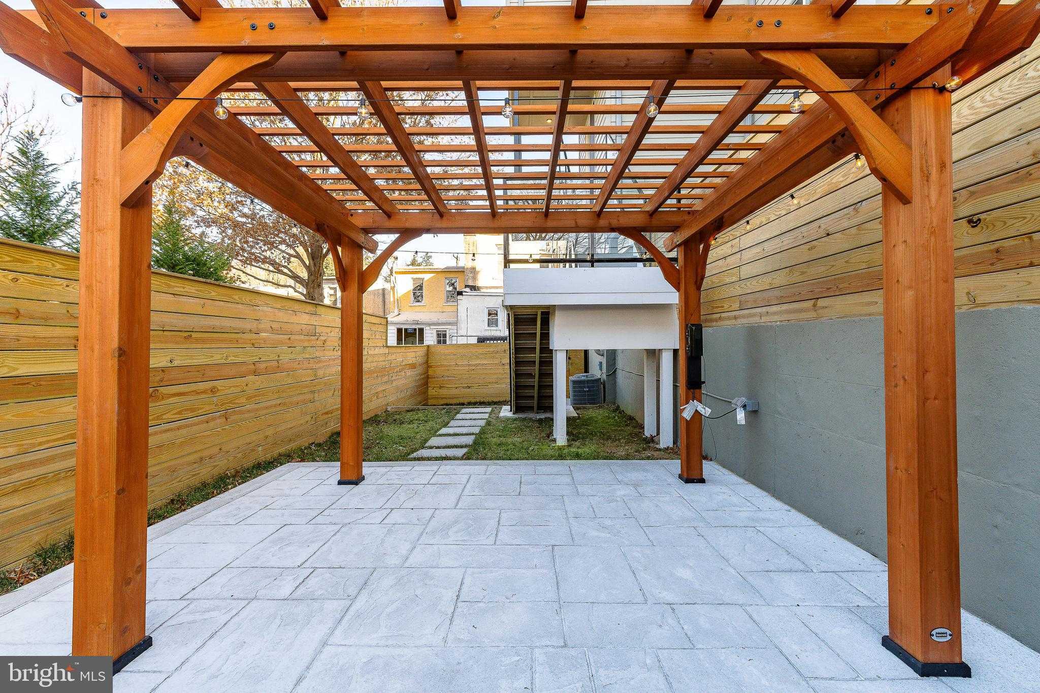 250 Gates St photo 91