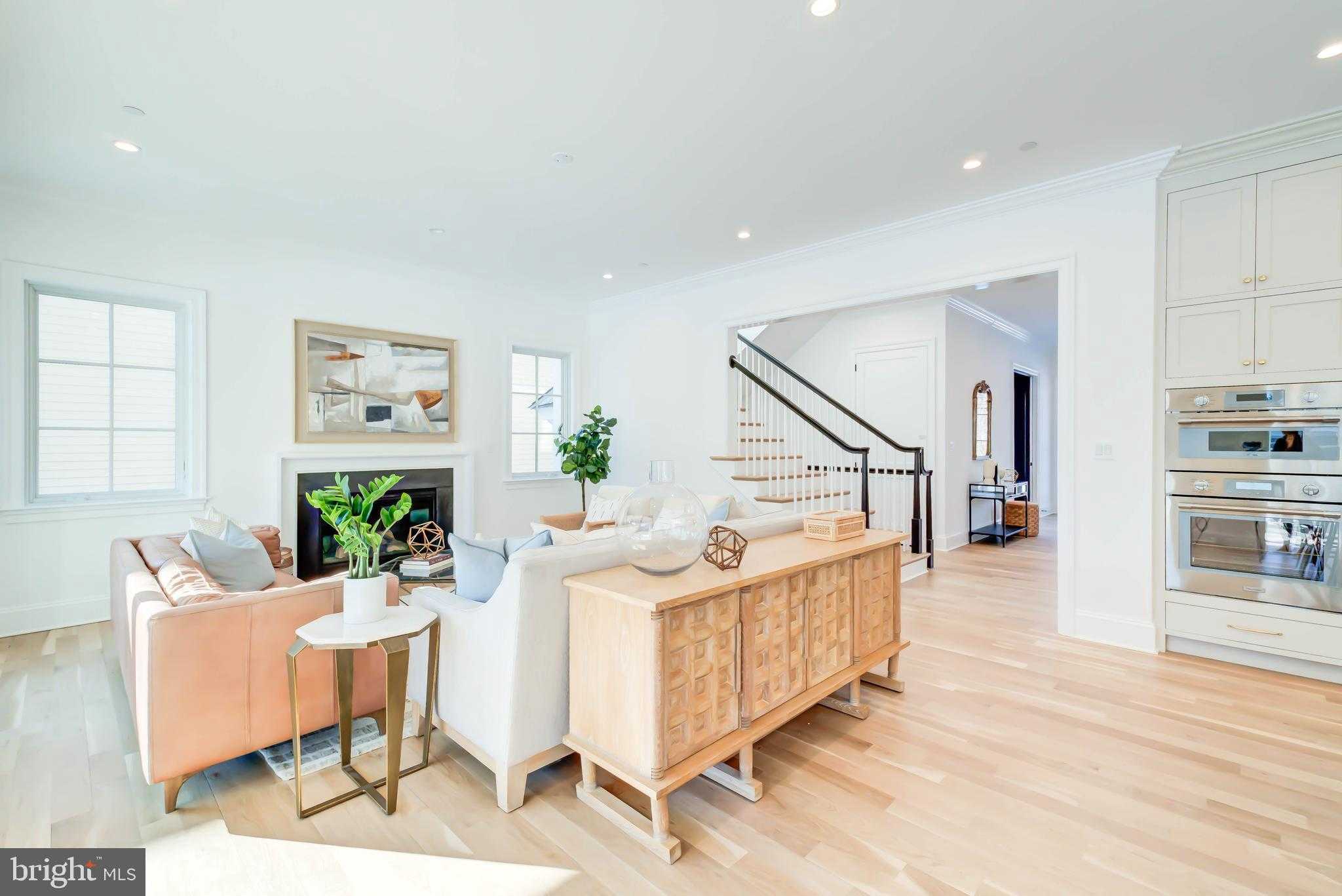 4422 Walsh St photo 32