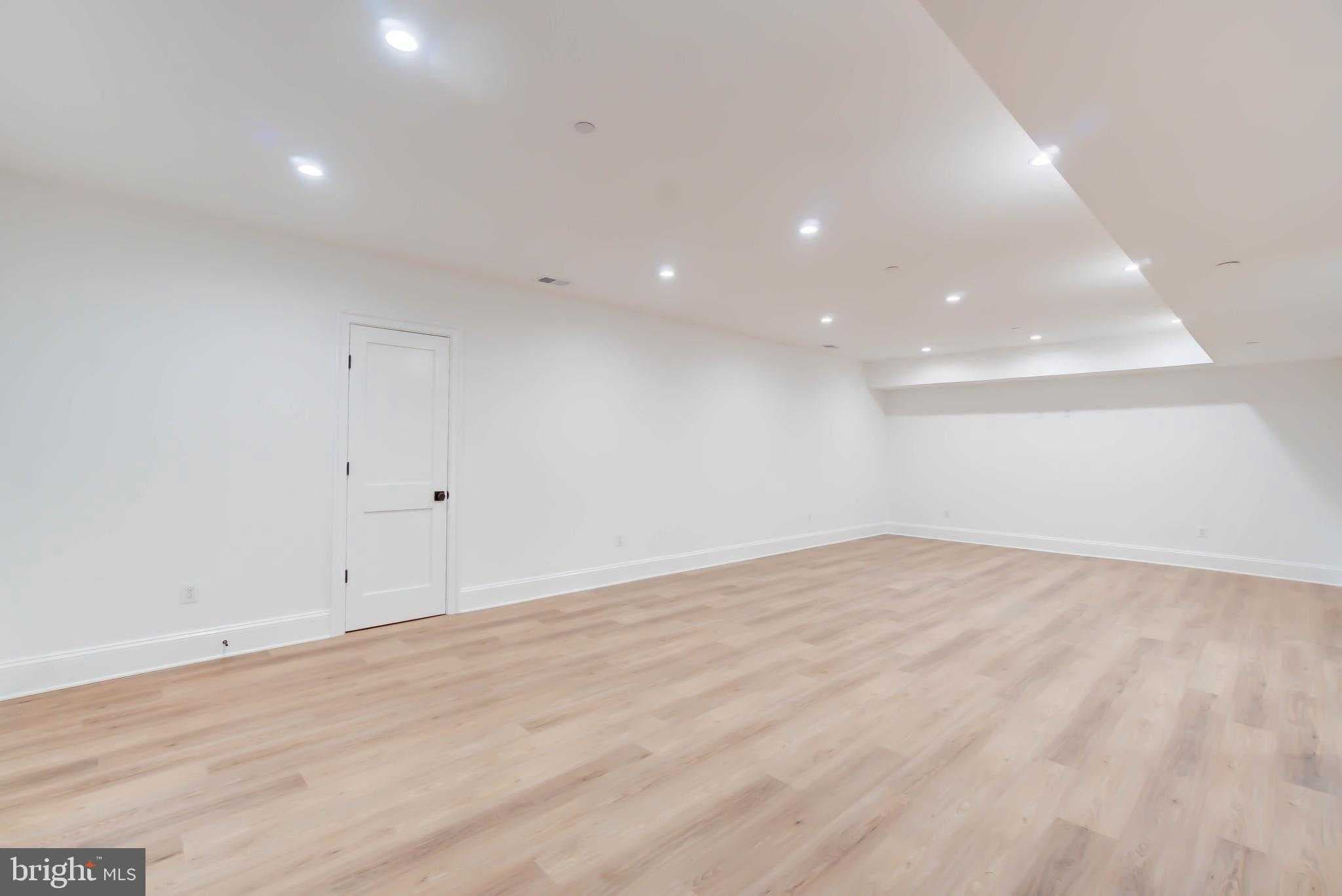 4422 Walsh St photo 76