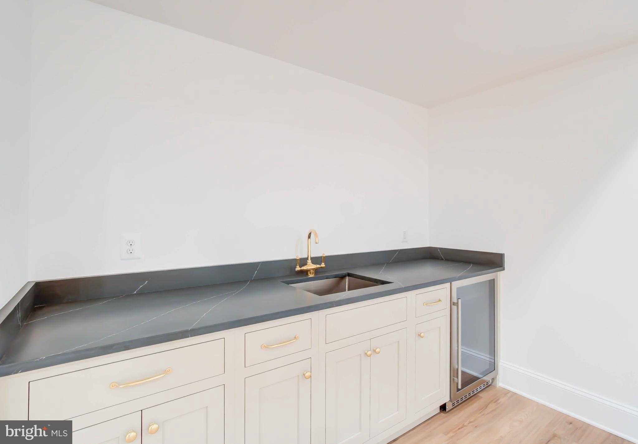 4422 Walsh St photo 77