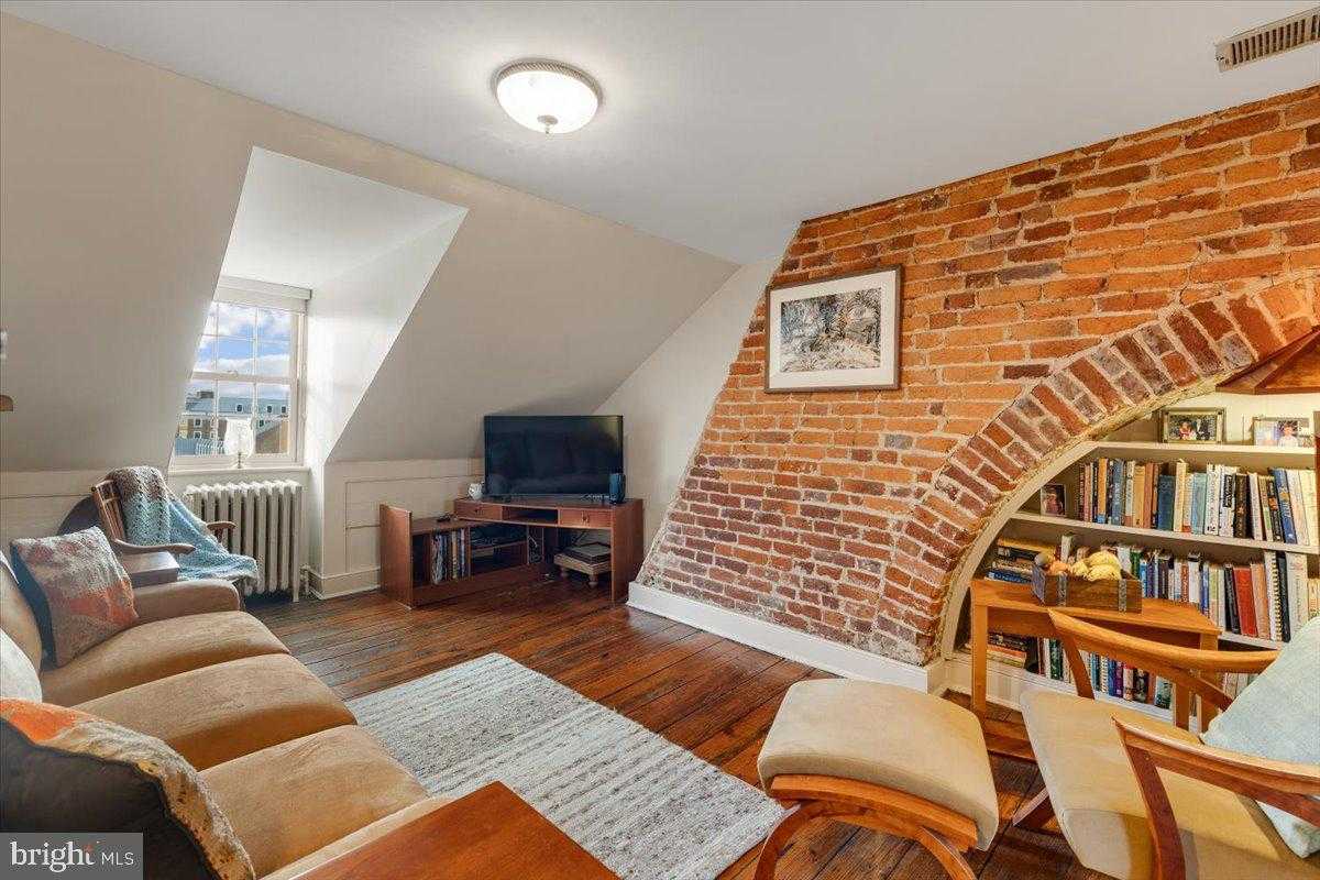 113 N Fairfax St photo 40