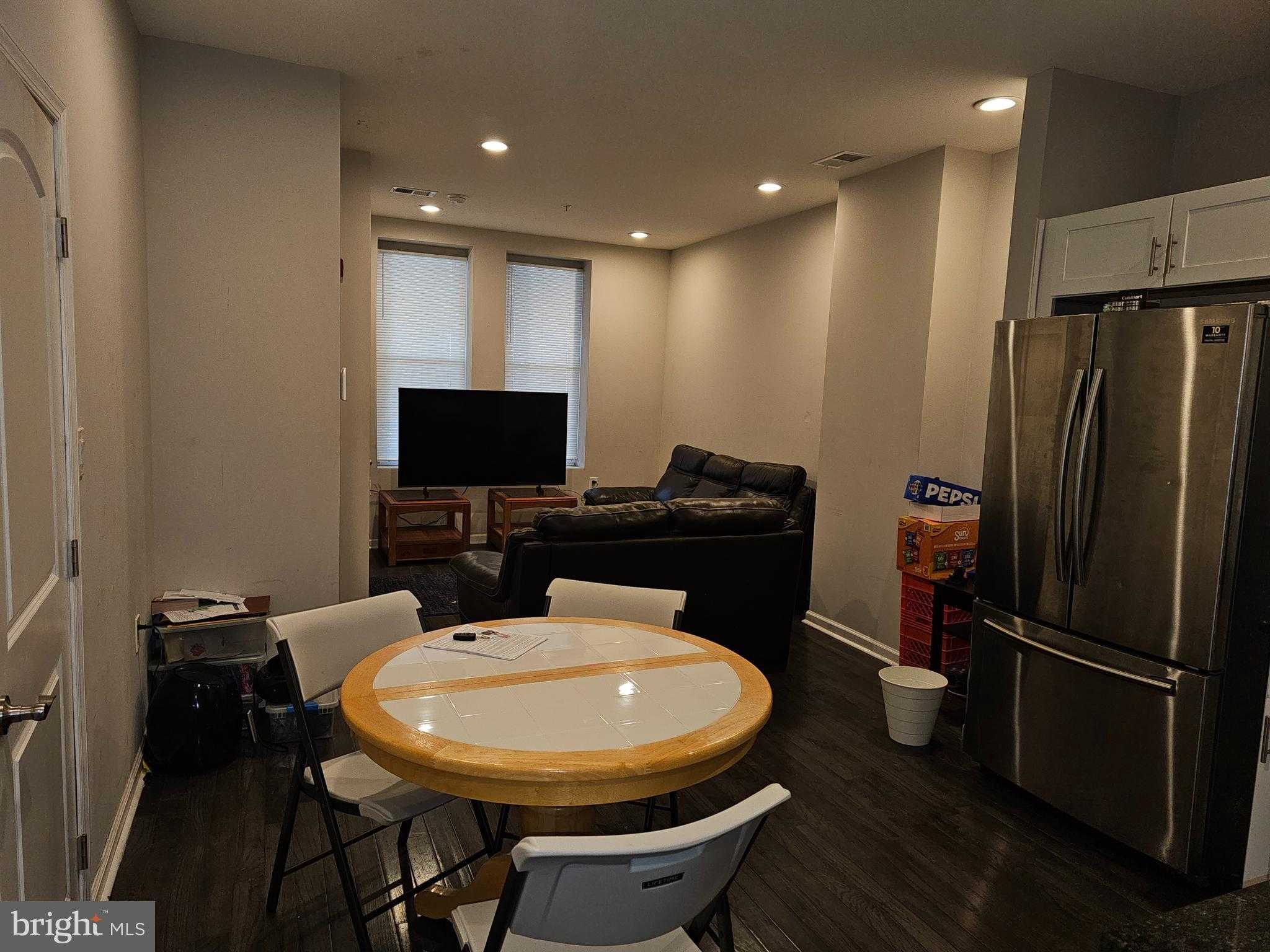 3212 W Diamond St photo 2