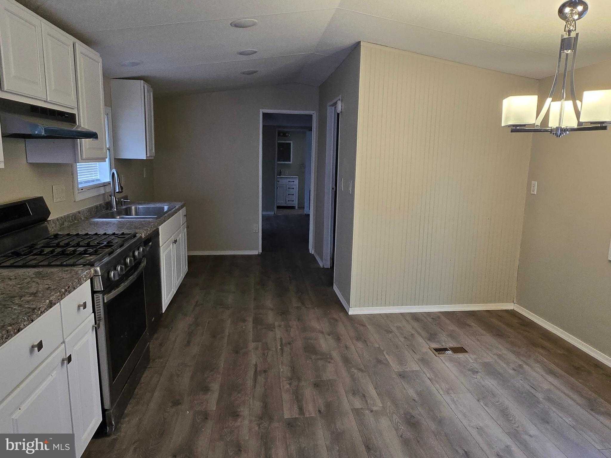 1892 Emily Dr photo 3