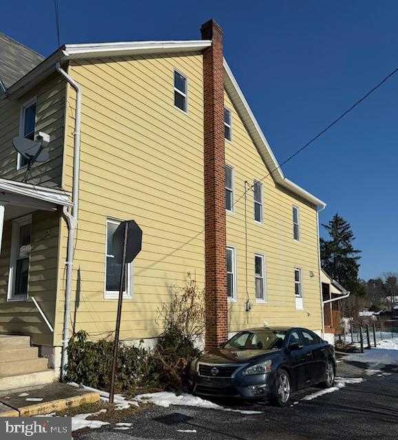 236 N Pine St photo 2