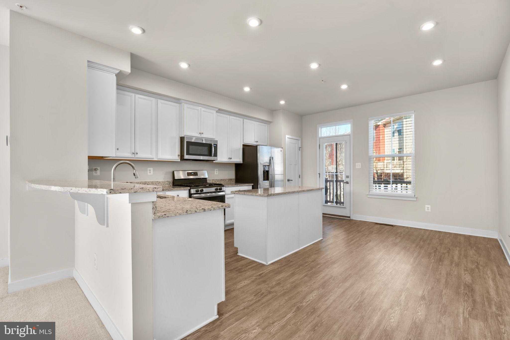 562 White Oak Dr photo 11