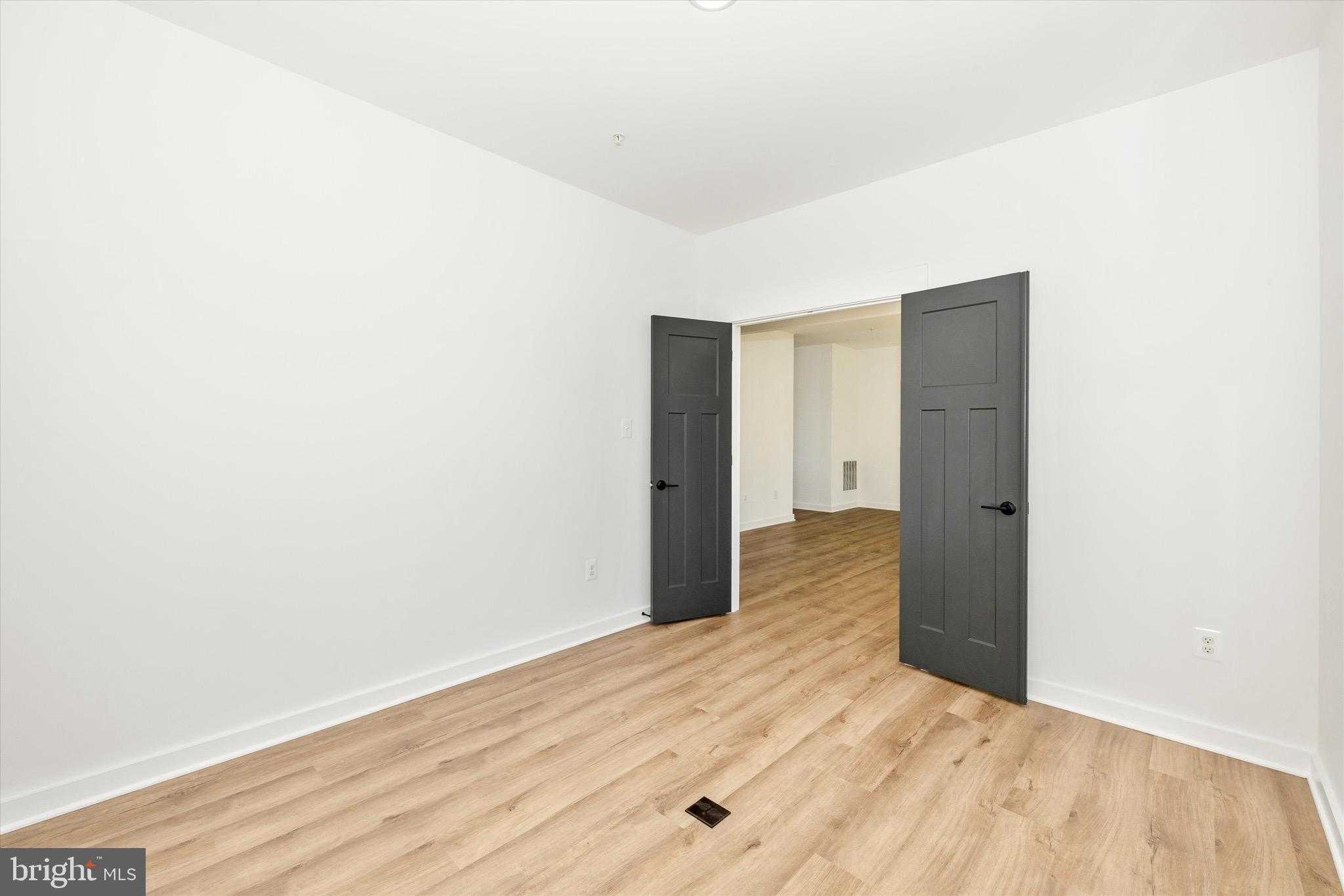 1383 Shannon Dr S photo 19